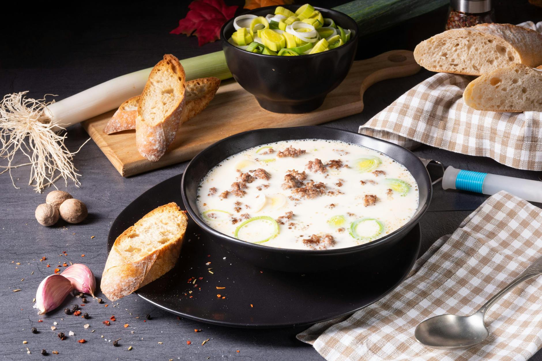 So schön cremig und doch deftig! Mit Brot dazu ist die Käse-Lauch-Hack-Suppe ein sehr leckeres Mittag- oder Abendessen.