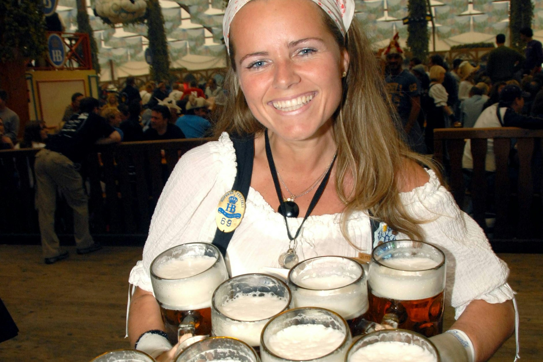 Barbara Stadlhuber als Bedienung im Hofbräu-Zelt auf dem Oktoberfest 2005. In dem Jahr gingen Fotos von ihr um die Welt.