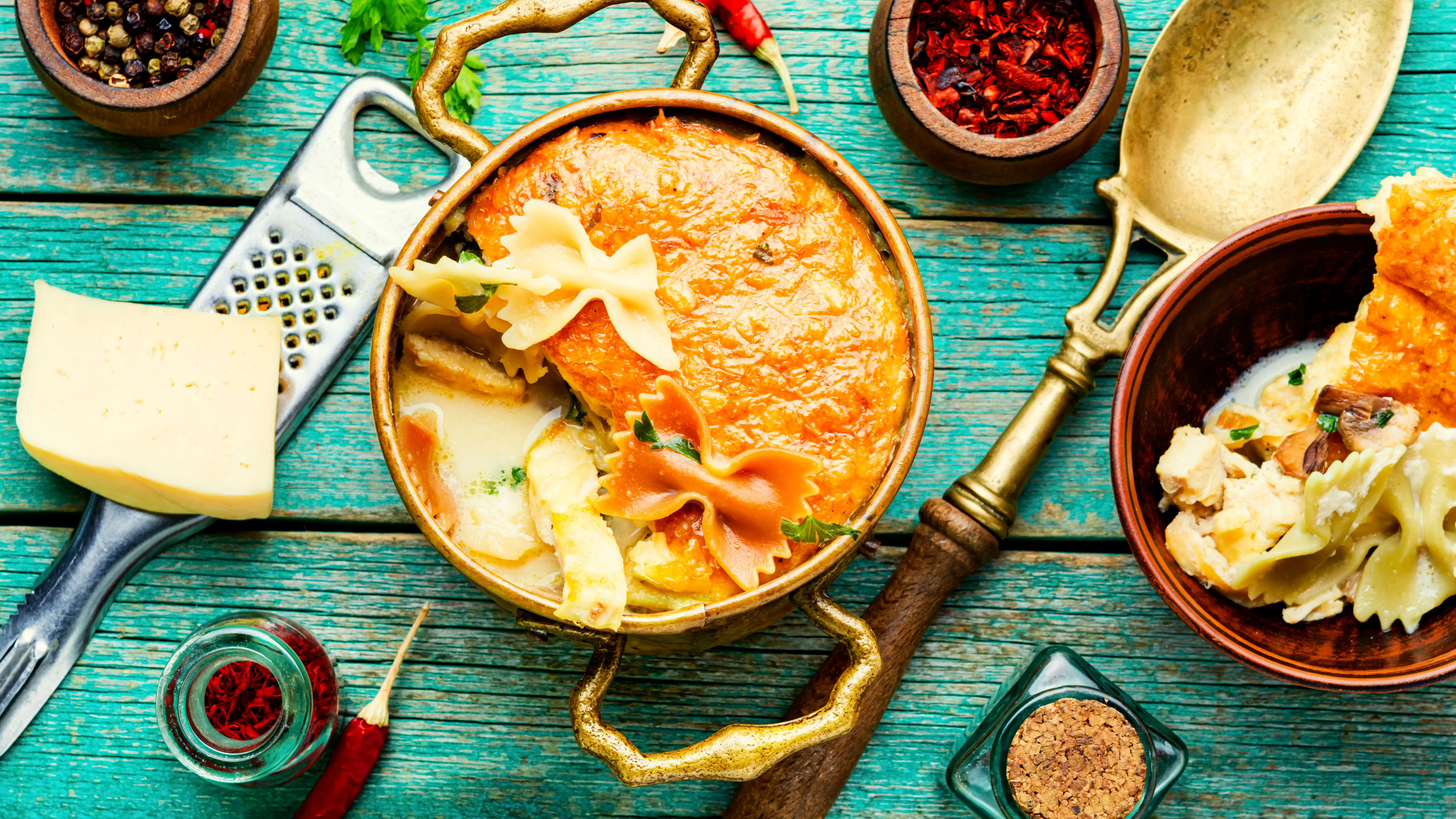 Das Rezept für Nudelauflauf geht schnell und ist super lecker. 