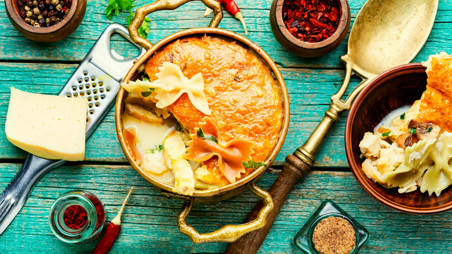 Das Rezept für Nudelauflauf geht schnell und ist super lecker. 