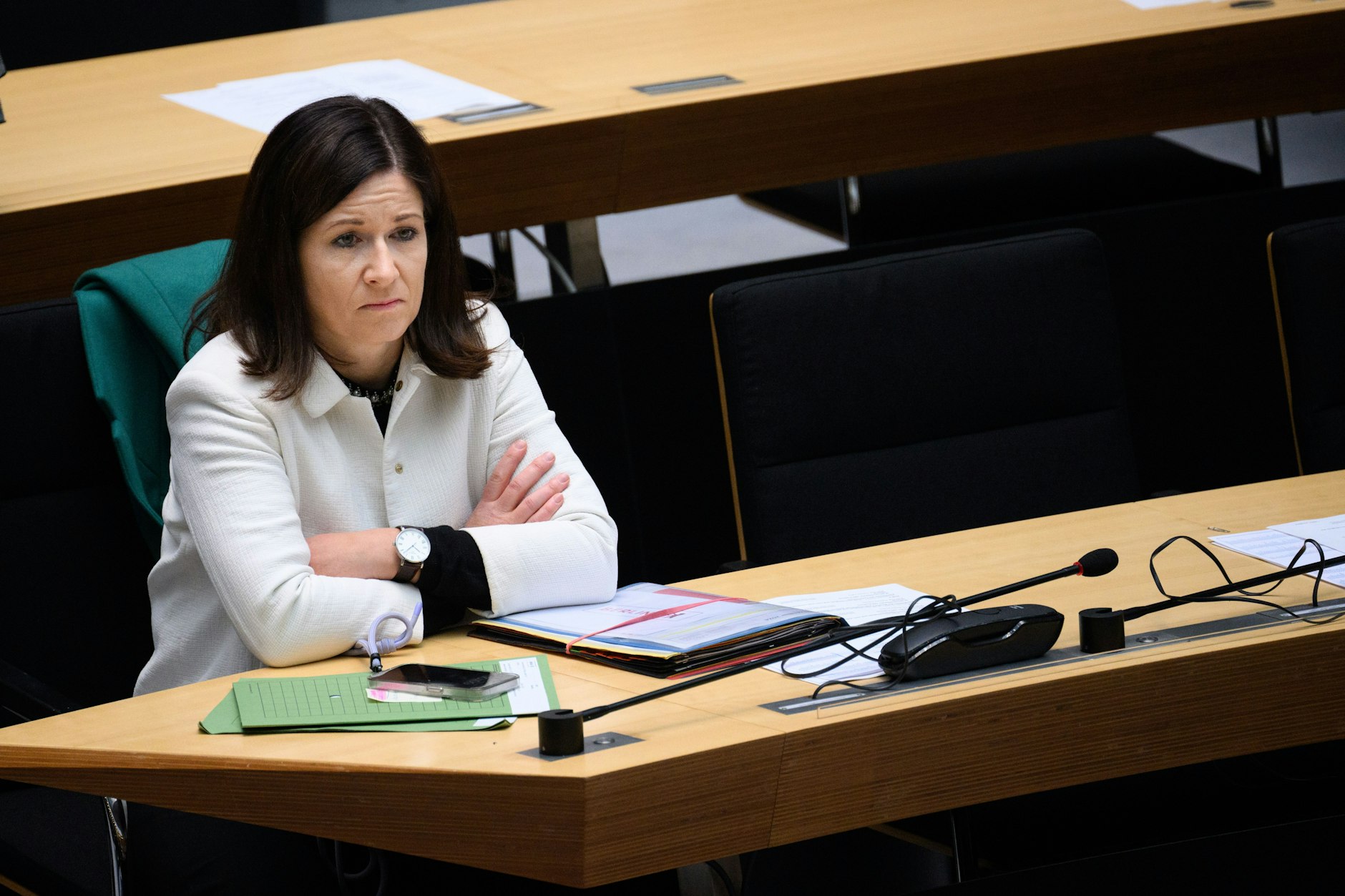 Es wird einsam um Katharina Günther-Wünsch, Berliner Senatorin für Bildung, Jugend und Familie. Die SPD schießt sich auf die CDU-Politikerin ein, wirft ihr Wortbruch vor.