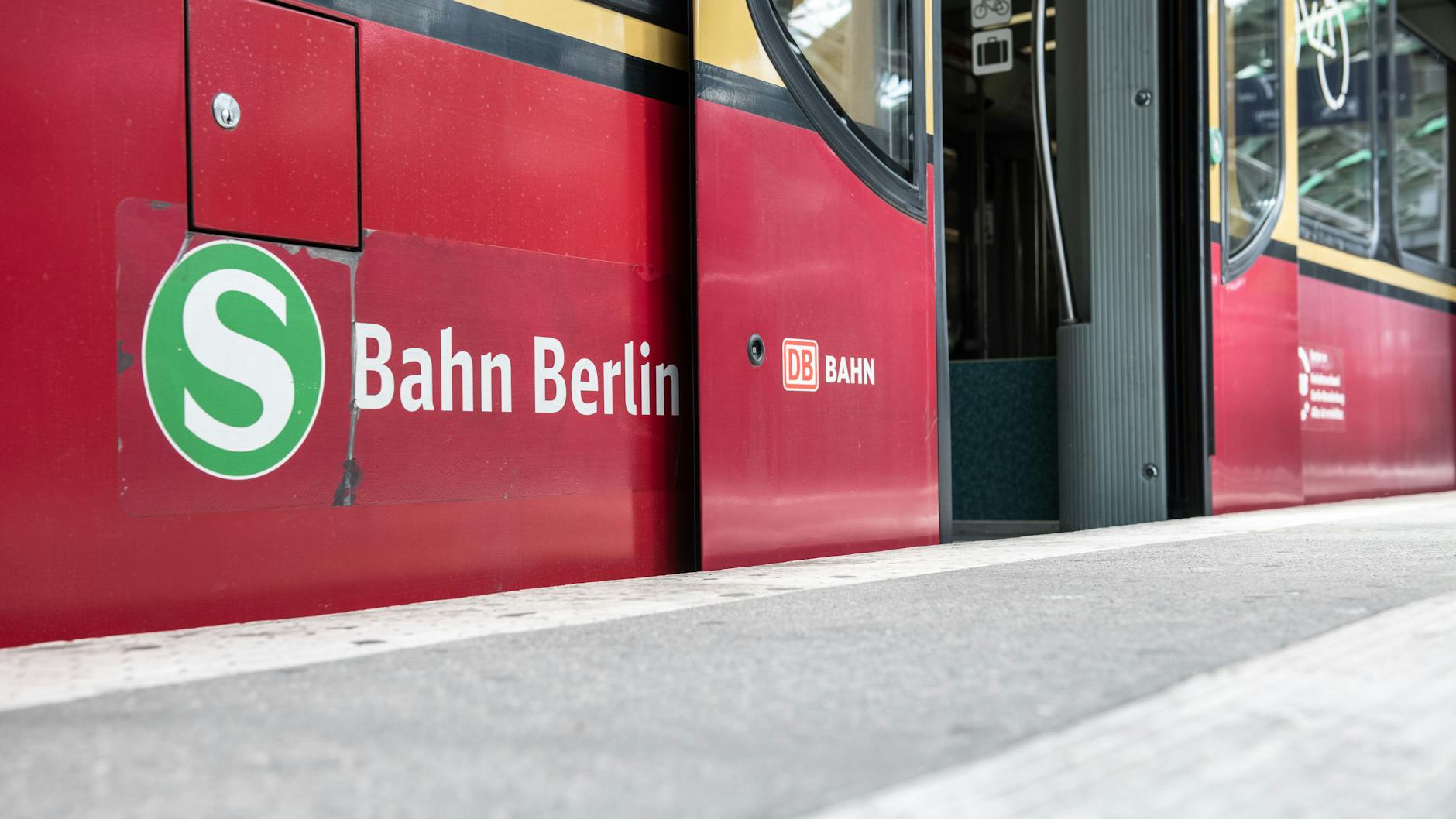 Eine S-Bahn steht mit geöffneten Türen im Bahnhof.