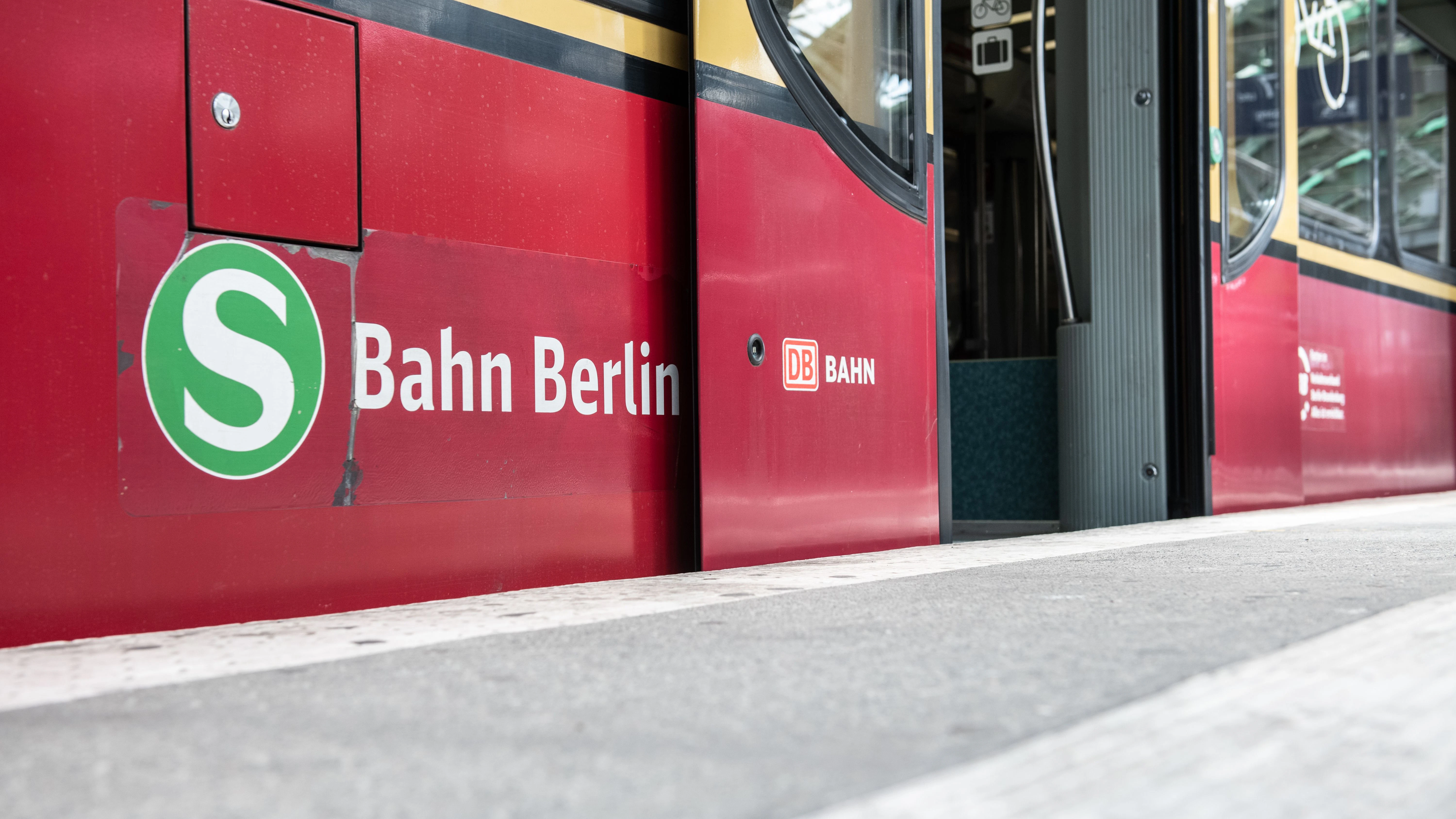 Eine S-Bahn steht mit geöffneten Türen im Bahnhof.