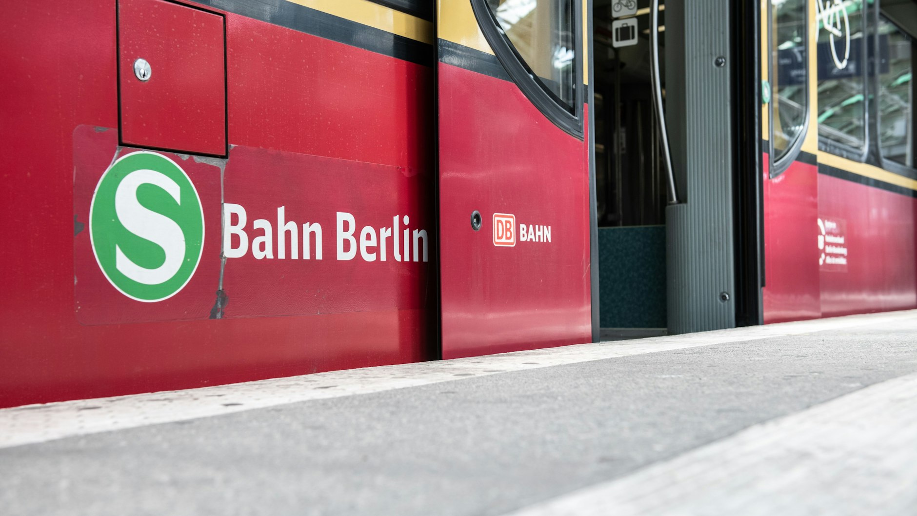 Eine S-Bahn steht mit geöffneten Türen im Bahnhof.
