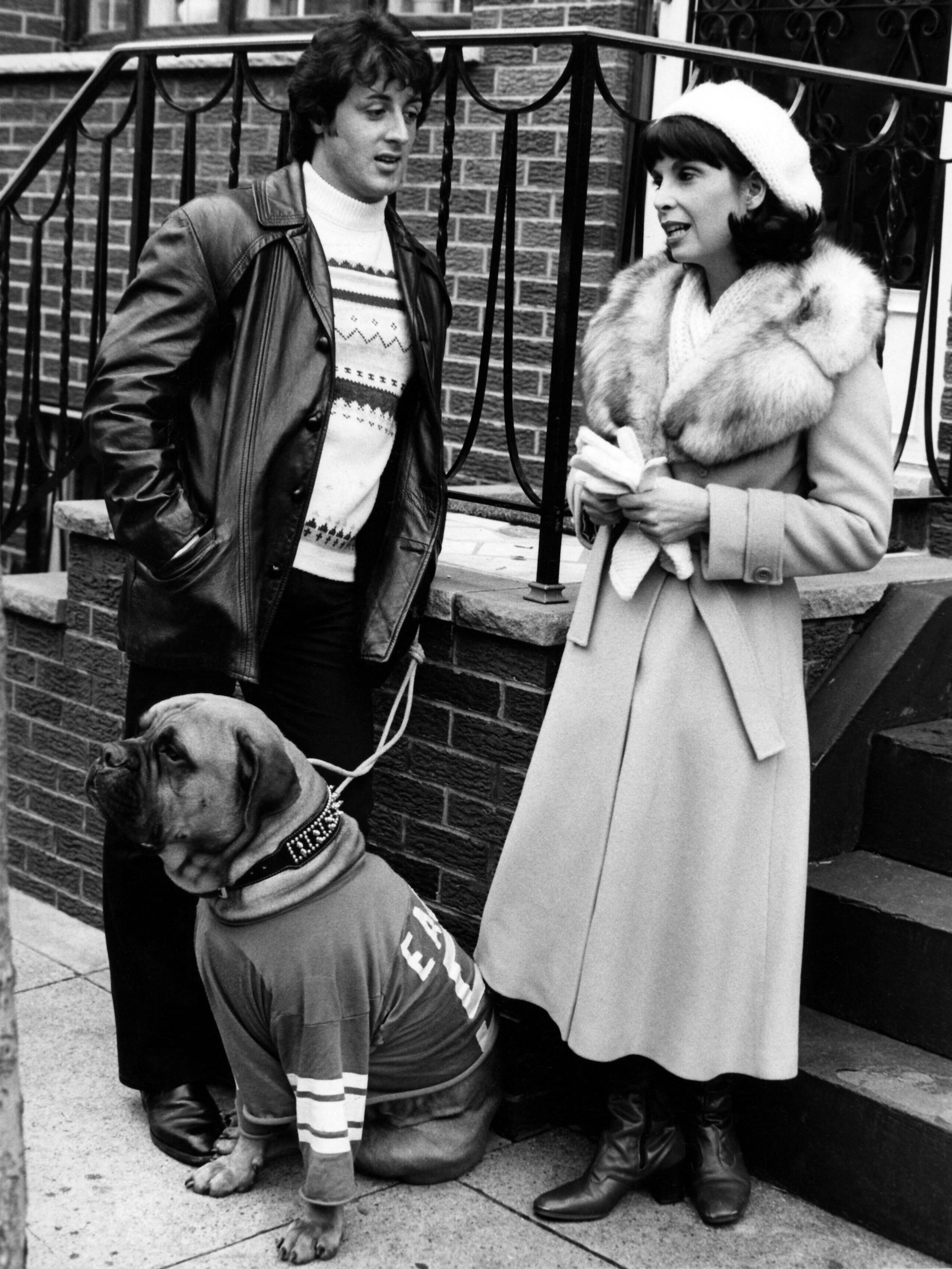 Sylvester Stallone mit Schauspiel-Kollegin Talia Shire und Bullmastiff Butkus am Set von „Rocky II“ im Jahr 1978.