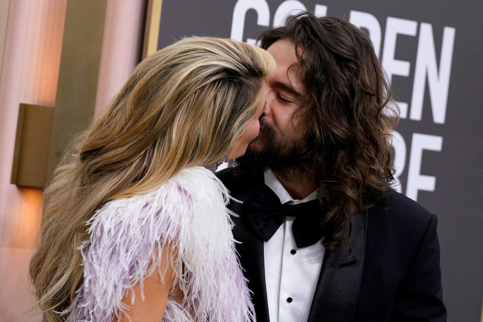 Supermodel Heidi Klum und Ehemann Tom Kaulitz küssen sich für die Fotografen auf einem roten Teppich.