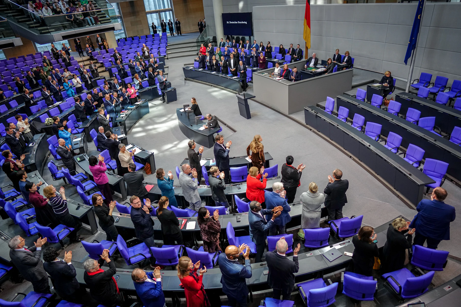 Wir haben die Social-Media-Accounts aller im Bundestag vertretenen Parteien unter die Lupe genommen und daraus ihre Sitzverteilung im Parlament berechnet.