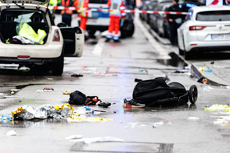Der Anschlag von München: Getötet wurde eine Mutter mit Migrationshintergrund und ihr Kleinkind. Täter war ein junger Mann aus Afghanistan, der sich im Internet radikalisiert haben soll.