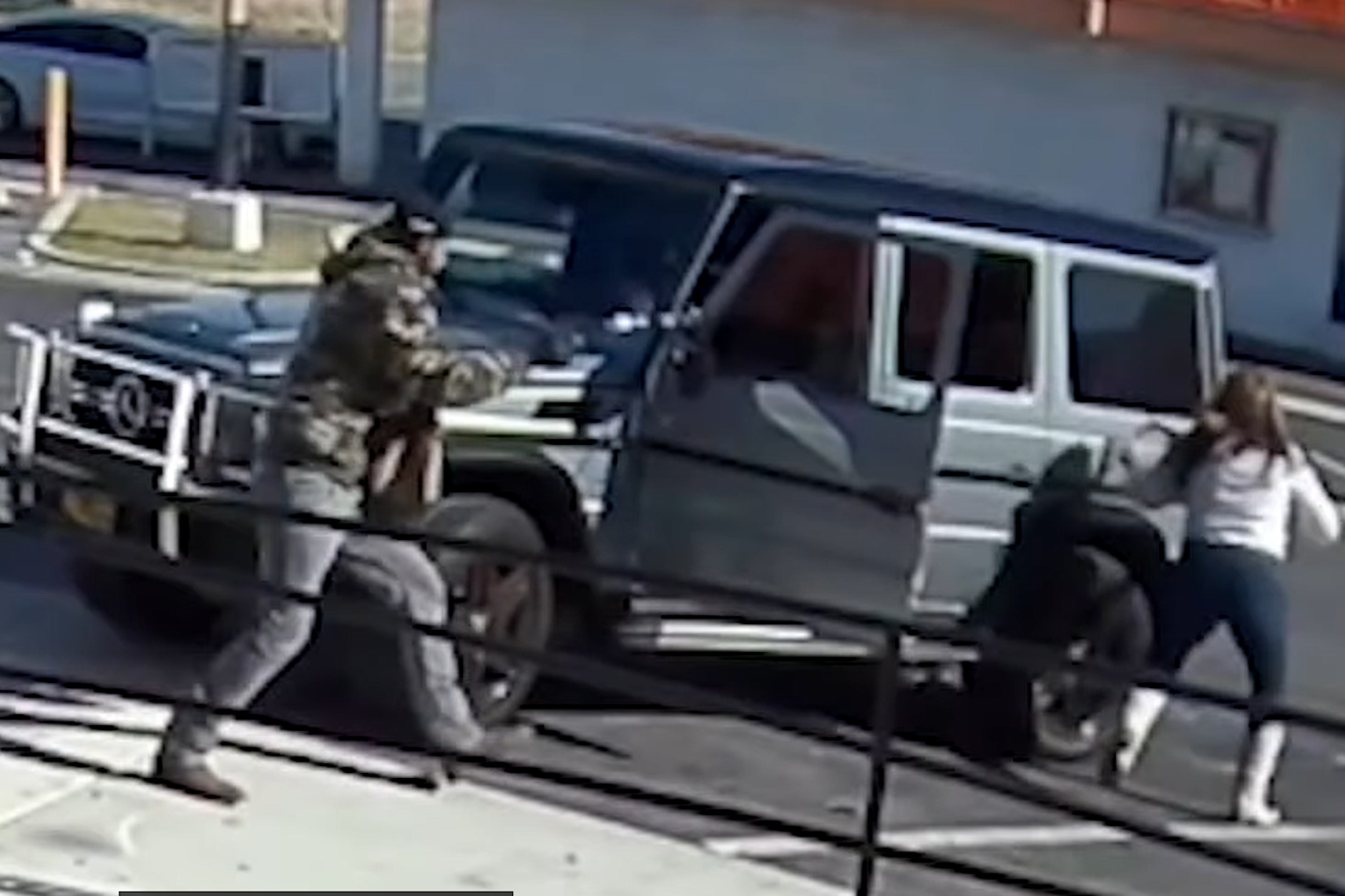 Auf dem Video einer Überwachungskamera ist zu sehen, wie ein bewaffneter Mann auf Yesenia Torres losgeht.