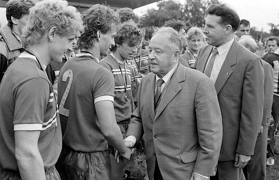 Stasi-Boss Erich Mielke (v.re.) gratuliert der Meister-Mannschaft des BFC Dynamo um Christian Backs (v.li.)