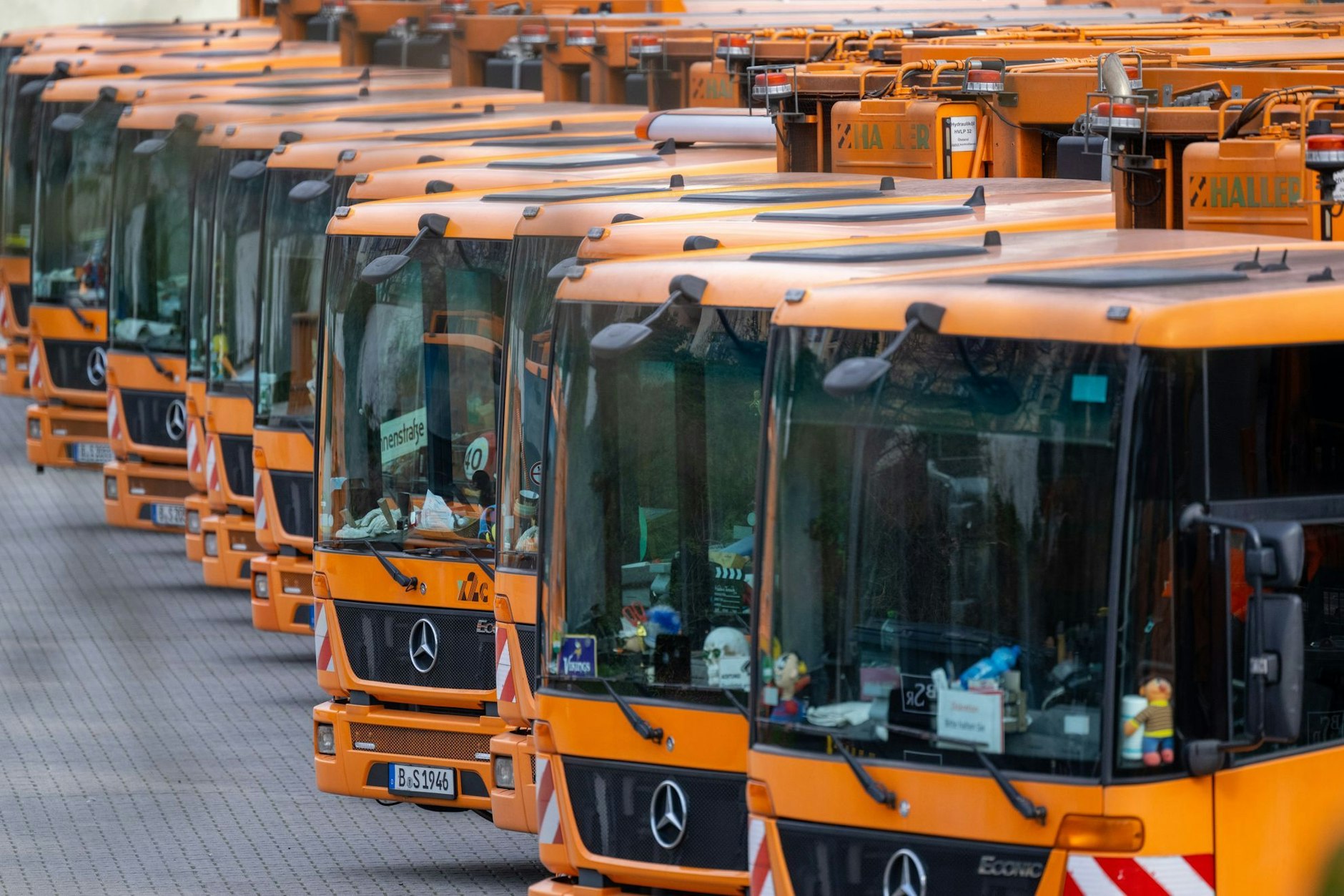 Zahlreiche Fahrzeuge der BSR stehen auf einem Recyclinghof im Bezirk Prenzlauer Berg. Alle 14 Recyclinghöfe bleiben am Freitag und Samstag geschlossen.