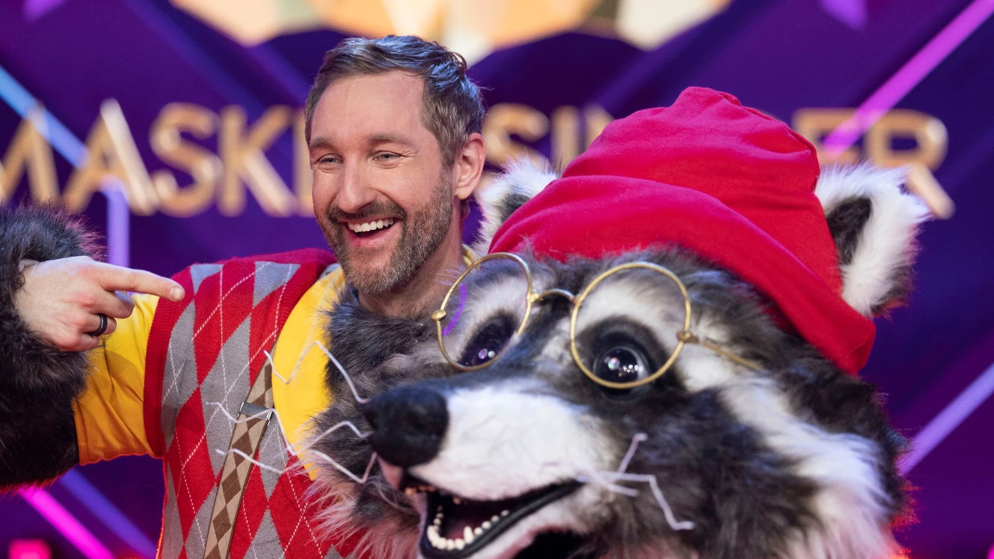 Daniel Boschmann ist für jeden Spaß zu haben - er moderiert nicht nur beim Frühstücksfernsehen, sondern stand auch schon als Waschbär bei „Masked Singer“ auf der Bühne.
