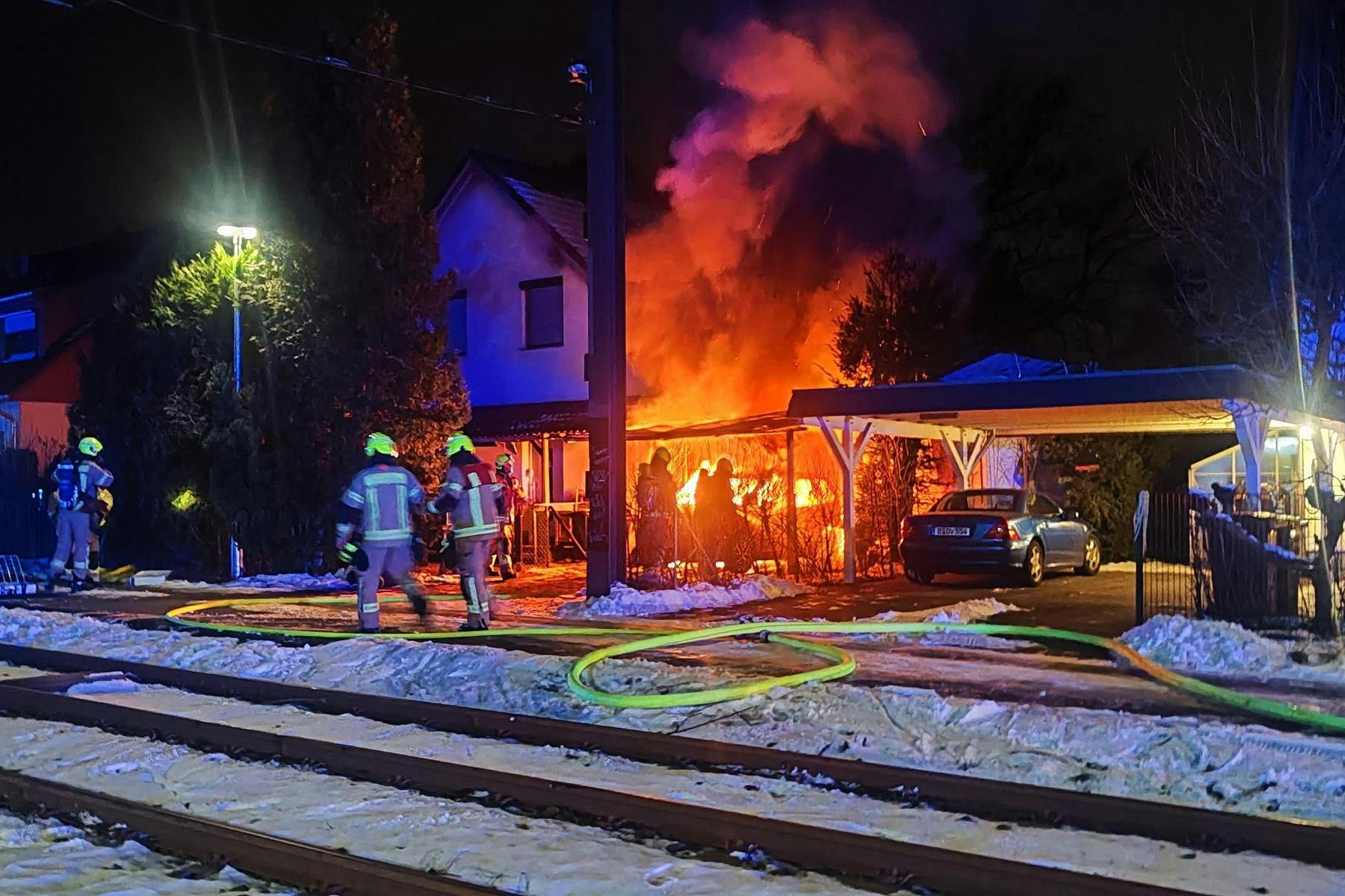 In der Nacht stand ein Auto samt Carport in Schmöckwitz in Treptow-Köpenick in Flammen.