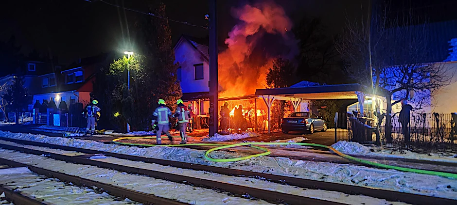 In der Nacht stand ein Auto samt Carport in Schmöckwitz in Treptow-Köpenick in Flammen. 