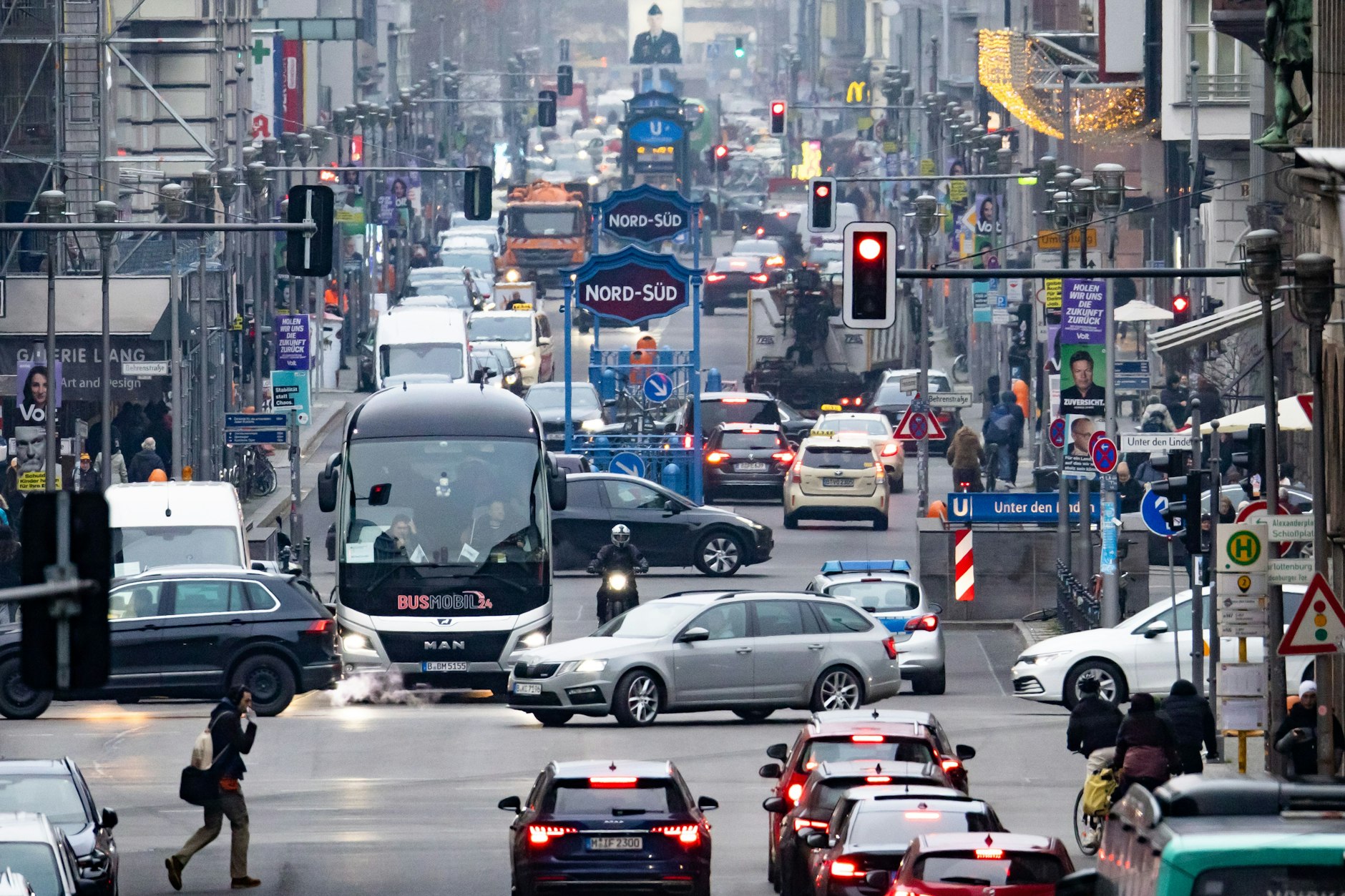 El tramo central de la Friedrichstraße hoy: desde el verano de 2023, los coches pueden volver a circular y aparcar. Como antes, los peatones tienen que conformarse con las aceras estrechas.