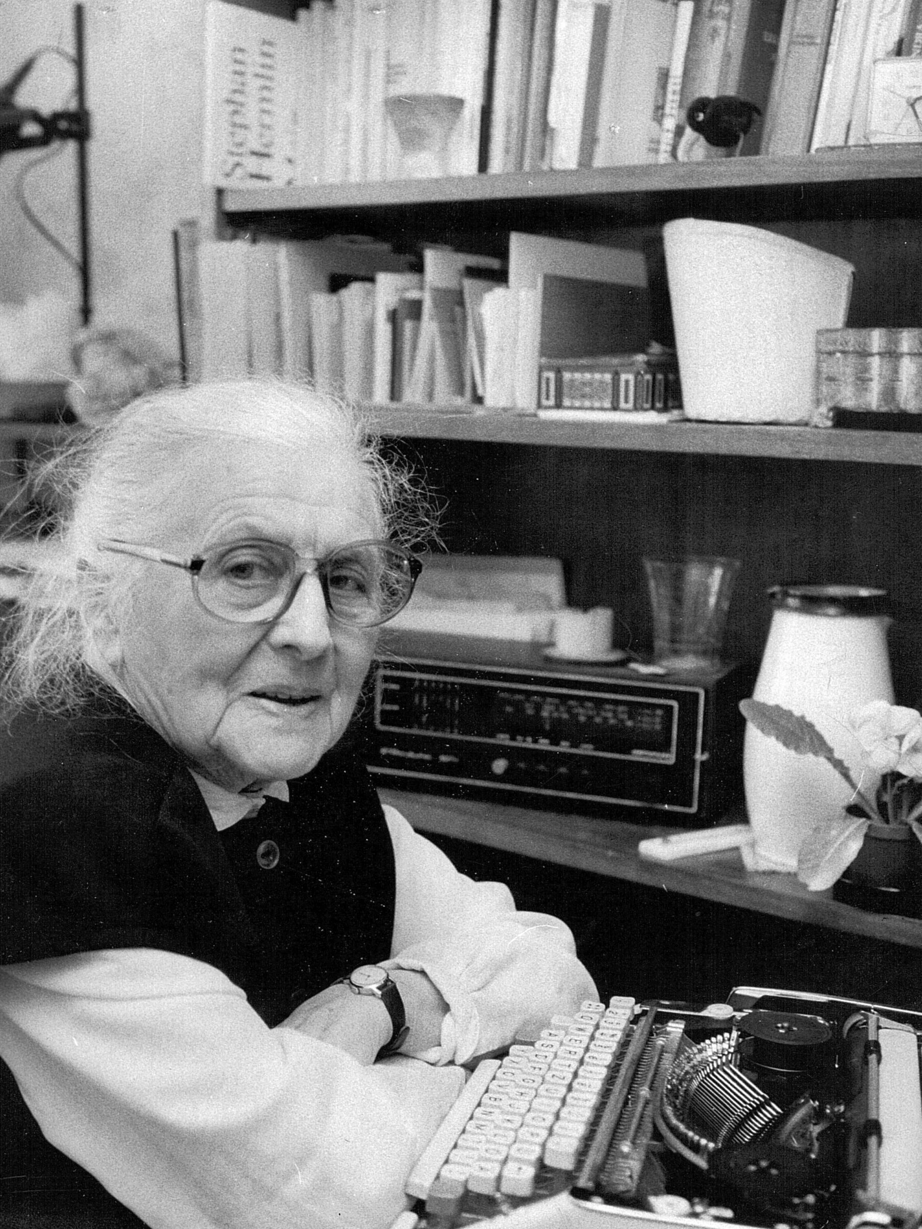 Herta Kretschmer (1903–1999) im Jahre 1990 bei sich zu Hause in Cottbus