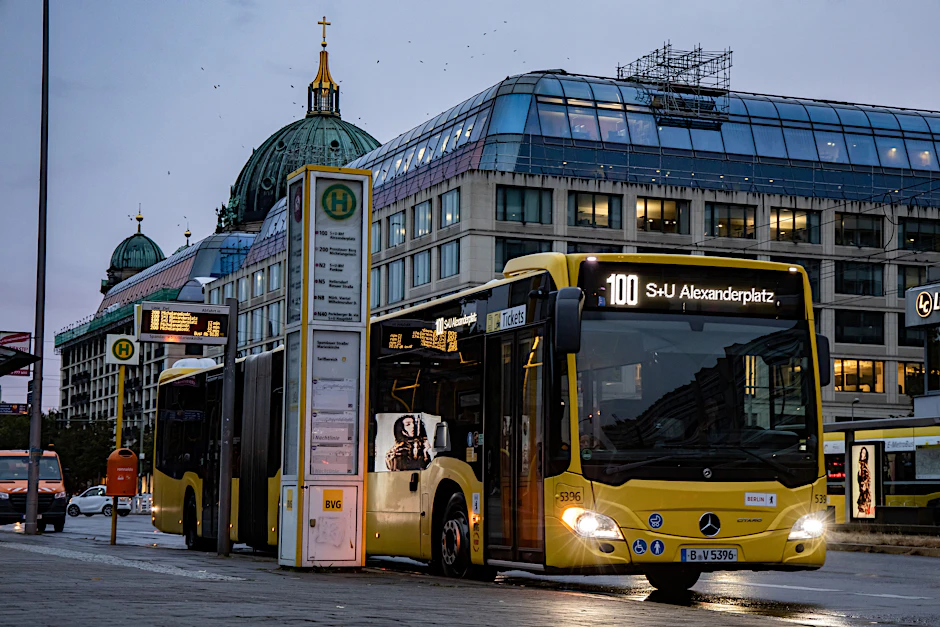 Im Stadtzentrum unterwegs: Die Buslinie 100 verbindet den Bahnhof Zoo mit dem Alexanderplatz. Im Vergleich 2023/24 sank die durchschnittliche Beförderungsgeschwindigkeit auch auf dieser Ost-West-Linie: von 14,4 auf 14,2 Kilometer pro Stunde.