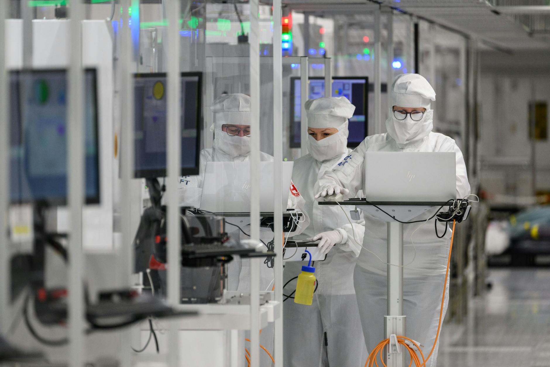 Mitarbeiter des Chipkonzerns Infineon im Reinraum der Chipfabrik in Dresden.