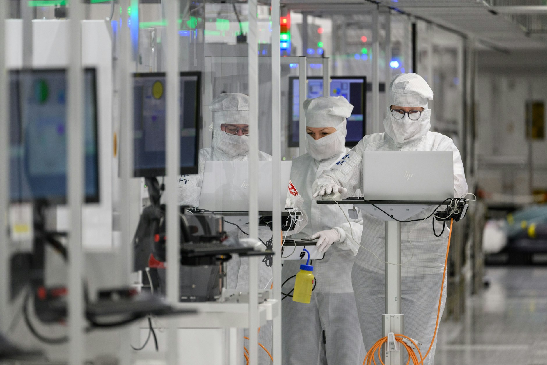 Mitarbeiter des Chipkonzerns Infineon im Reinraum der Chipfabrik in Dresden.