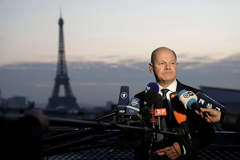 Olaf Scholz spricht in der deutschen Botschaft mit Medienvertretern während des Ukraine-Gipfels in Paris.