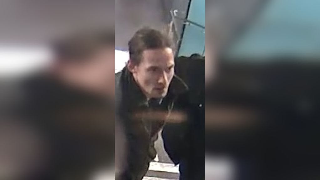 Die Polizei sucht diesen Mann.