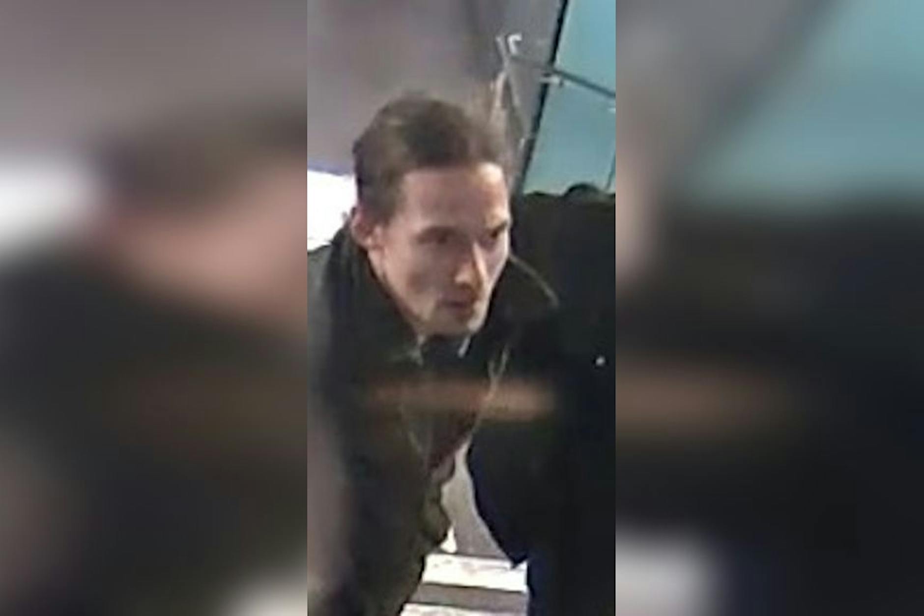 Jugendlichen ins Gleisbett gestoßen – Polizei jagt diesen Mann