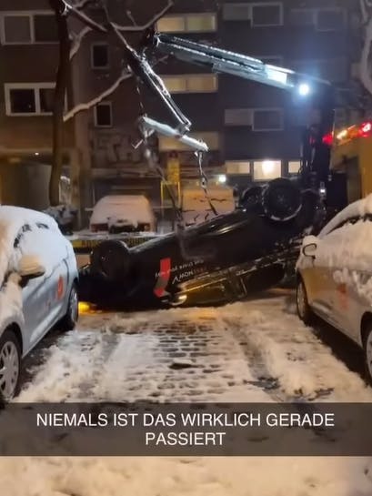 Nach dem Kollaps des Abschleppkrans landet das Auto in der Schönleinstraße auf dem Dach - wie hoch der Schaden ist, ist momentan unklar.
