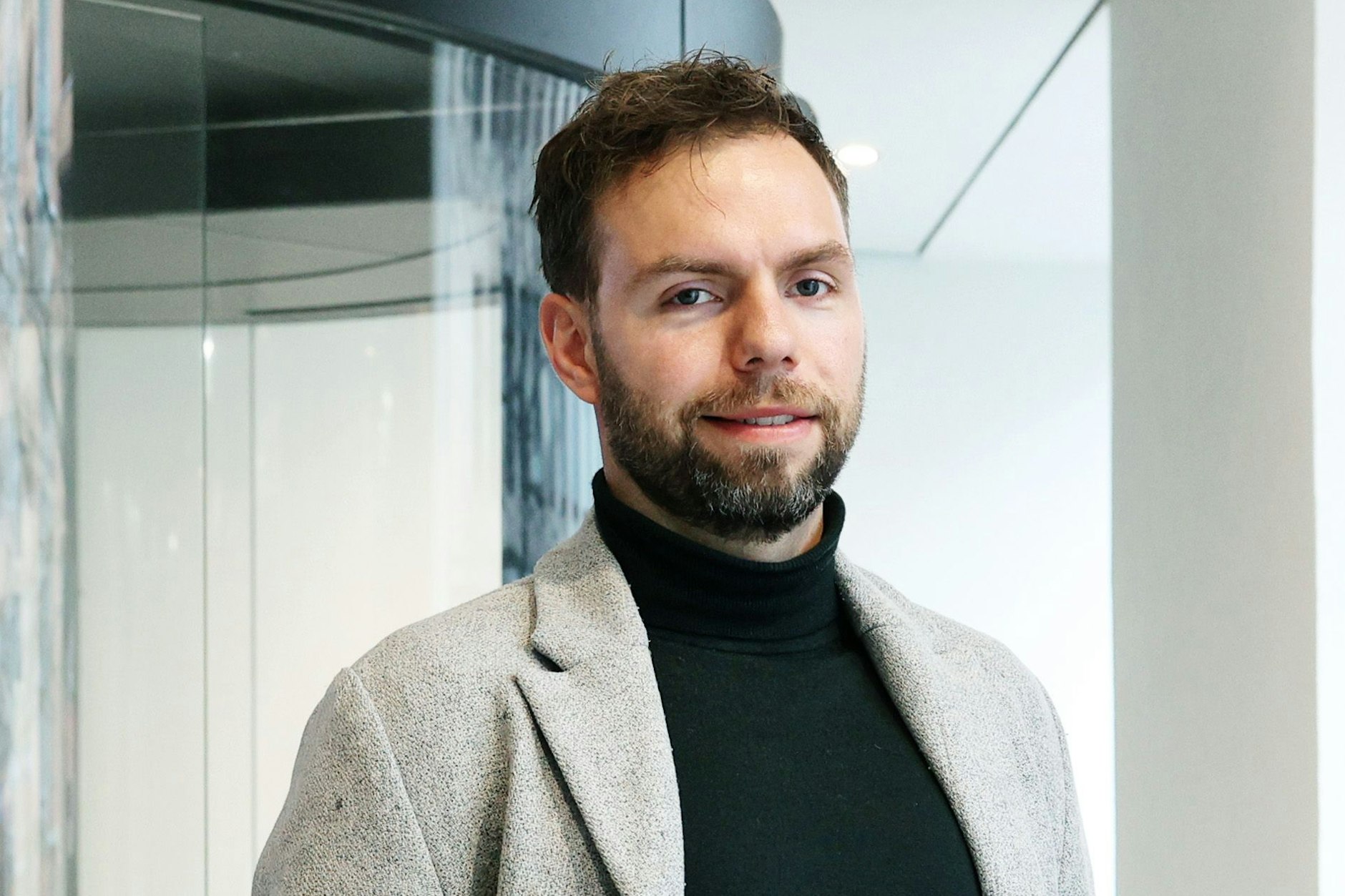 Der Grünen-Kandidat Moritz Heuberger steht schon mit einem Fuß im Bundestag, doch eine Neuauszählung in seinem Bezirk könnte ihn um das Direktmandat bringen.