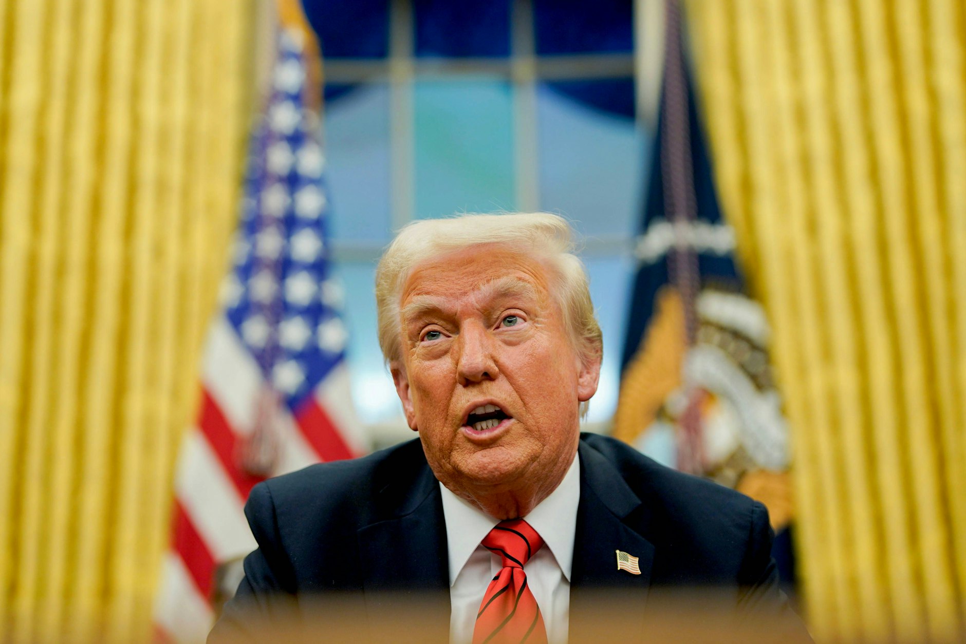 Präsident Trump spricht während der Unterzeichnung einer Durchführungsverordnung im Oval Office des Weißen Hauses in Washington.