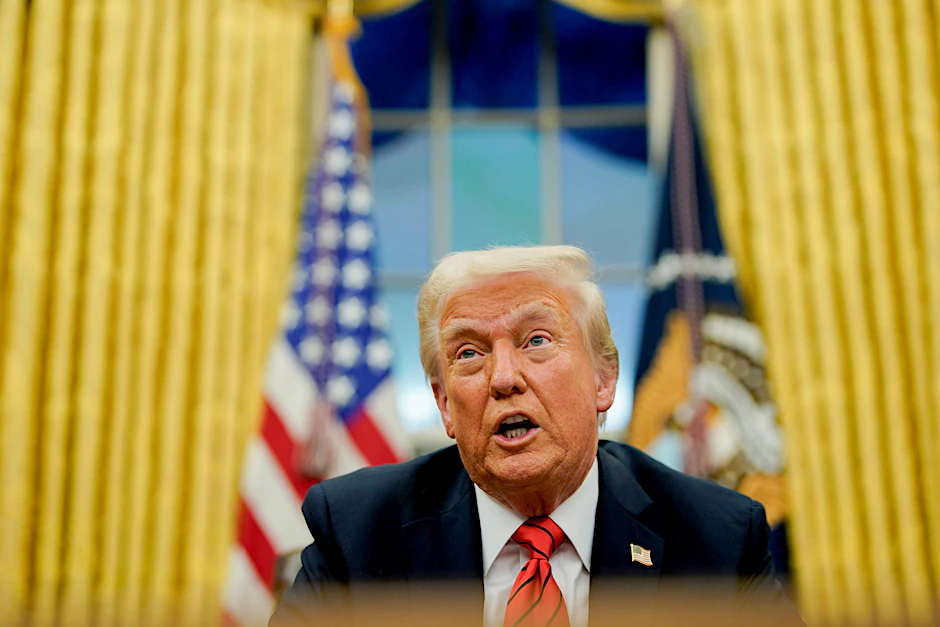 Präsident Trump spricht während der Unterzeichnung einer Durchführungsverordnung im Oval Office des Weißen Hauses in Washington.