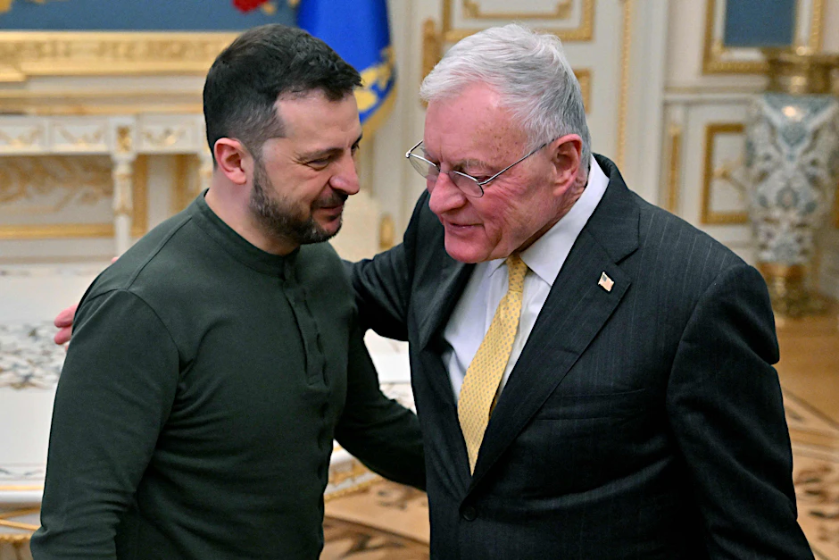 Der ukrainische Präsident Wolodymyr Selenskyj bei einem Treffen mit dem US-Sondergesandten für die Ukraine, Keth Kellogg am 20. Februar