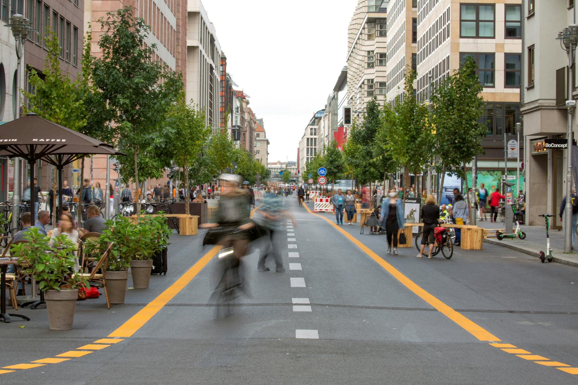Der mittlere Abschnitt der Friedrichstraße während des Verkehrsversuchs Flaniermeile: Von Ende August 2020 bis Ende Juni 2023 durften (mit kurzer Unterbrechung) keine Autos fahren – aber Fahrräder und E-Scooter.