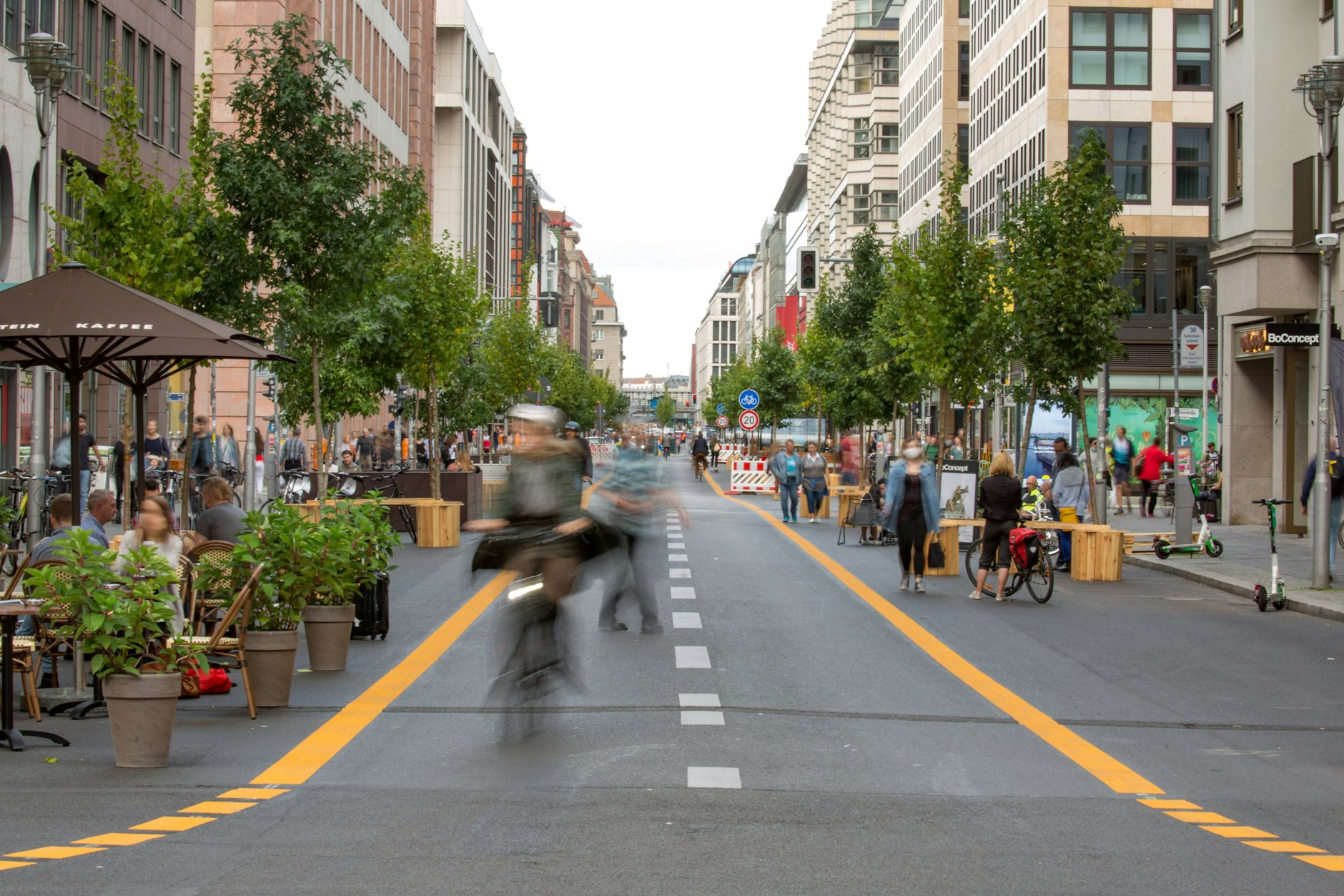 Der mittlere Abschnitt der Friedrichstraße während des Verkehrsversuchs Flaniermeile: Von Ende August 2020 bis Ende Juni 2023 durften (mit kurzer Unterbrechung) keine Autos fahren – aber Fahrräder und E-Scooter.