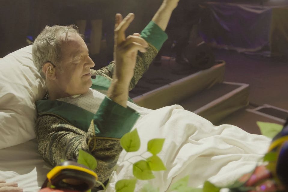 Im Bett auf die Bühne: Rainald Grebe hat es auf die Waldbühne Berlin geschafft.