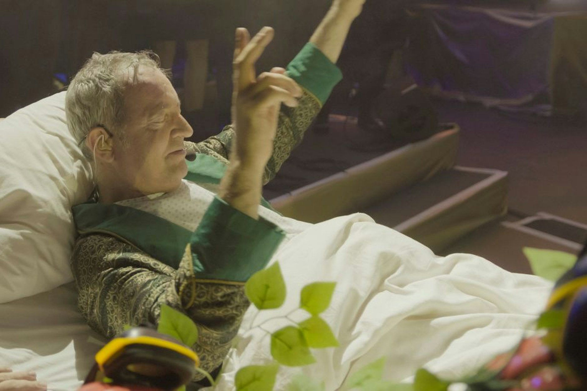Im Bett auf die Bühne: Rainald Grebe hat es auf die Waldbühne Berlin geschafft. 