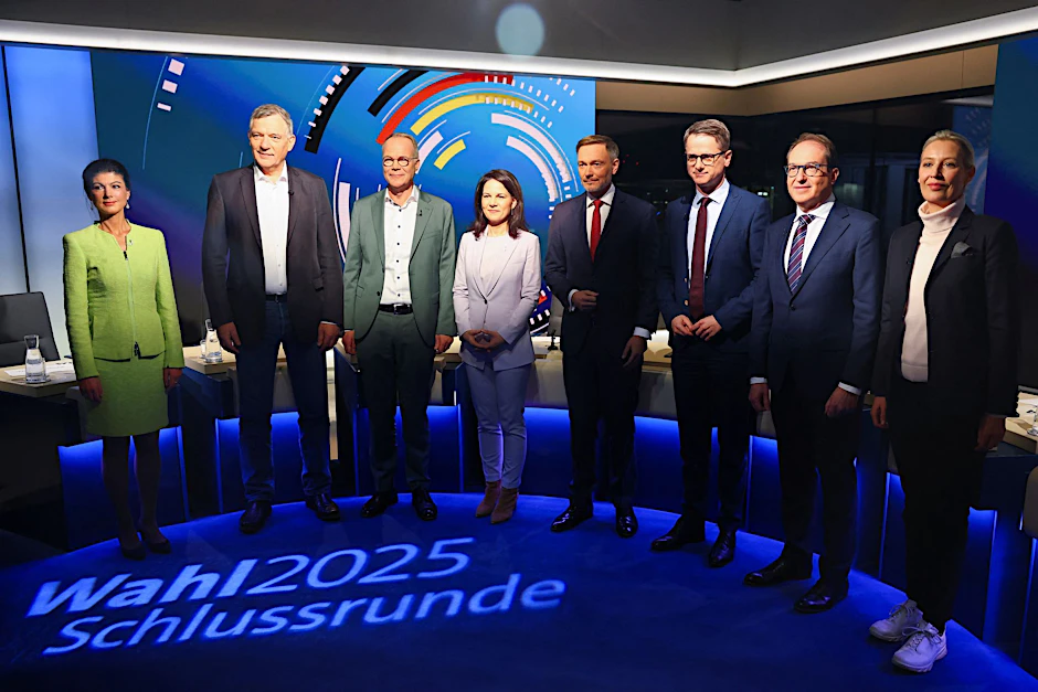 Da standen sie noch friedlich nebeneinander: Sahra Wagenknecht (v.l.n.r), Jan van Aken, Matthias Miersch, Annalena Baerbock, Christian Lindner, Carsten Linnemann, Alexander Dobrindt und Alice Weidel.