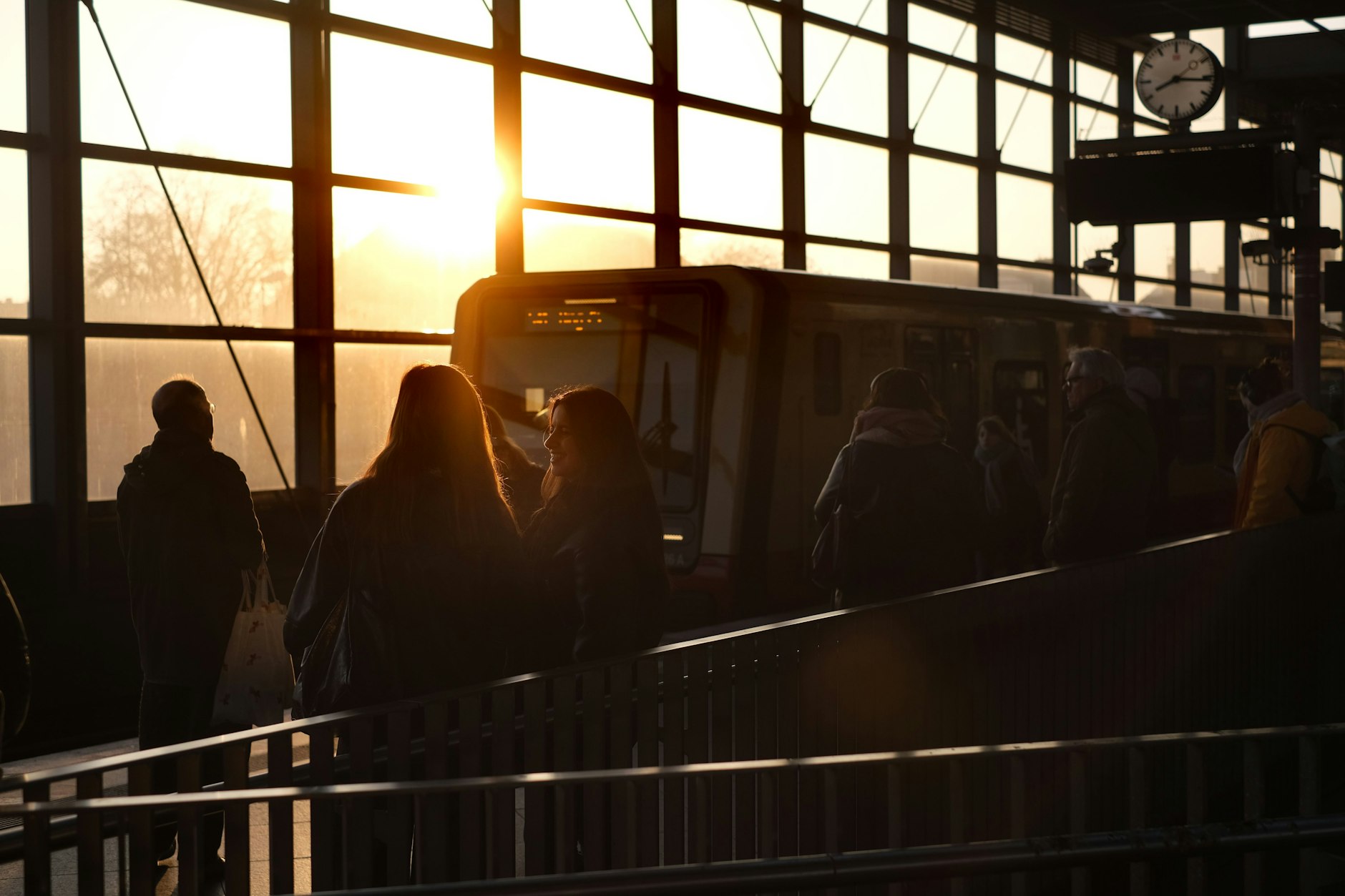 Eine S-Bahn fährt in einen Berliner Bahnhof ein. 