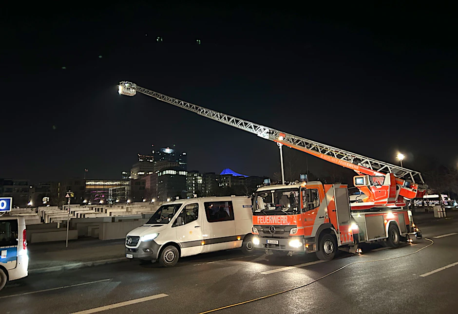 Am Denkmal für die ermordeten Juden Europas in Berlin-Mitte ist ein Mann schwer verletzt worden.