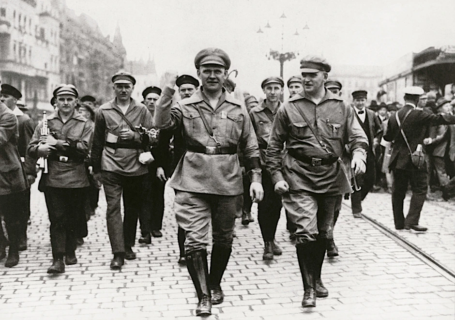 KPD-Chef Ernst Thälmann bei einem Aufmarsch des <a href="https://de.wikipedia.org/wiki/Roter_Frontk%C3%A4mpferbund"> Roten Frontkämpferbund</a>s (RFB) um 1930. Auch Otto Gröllmann gehörte zu seinen Mitstreitern.