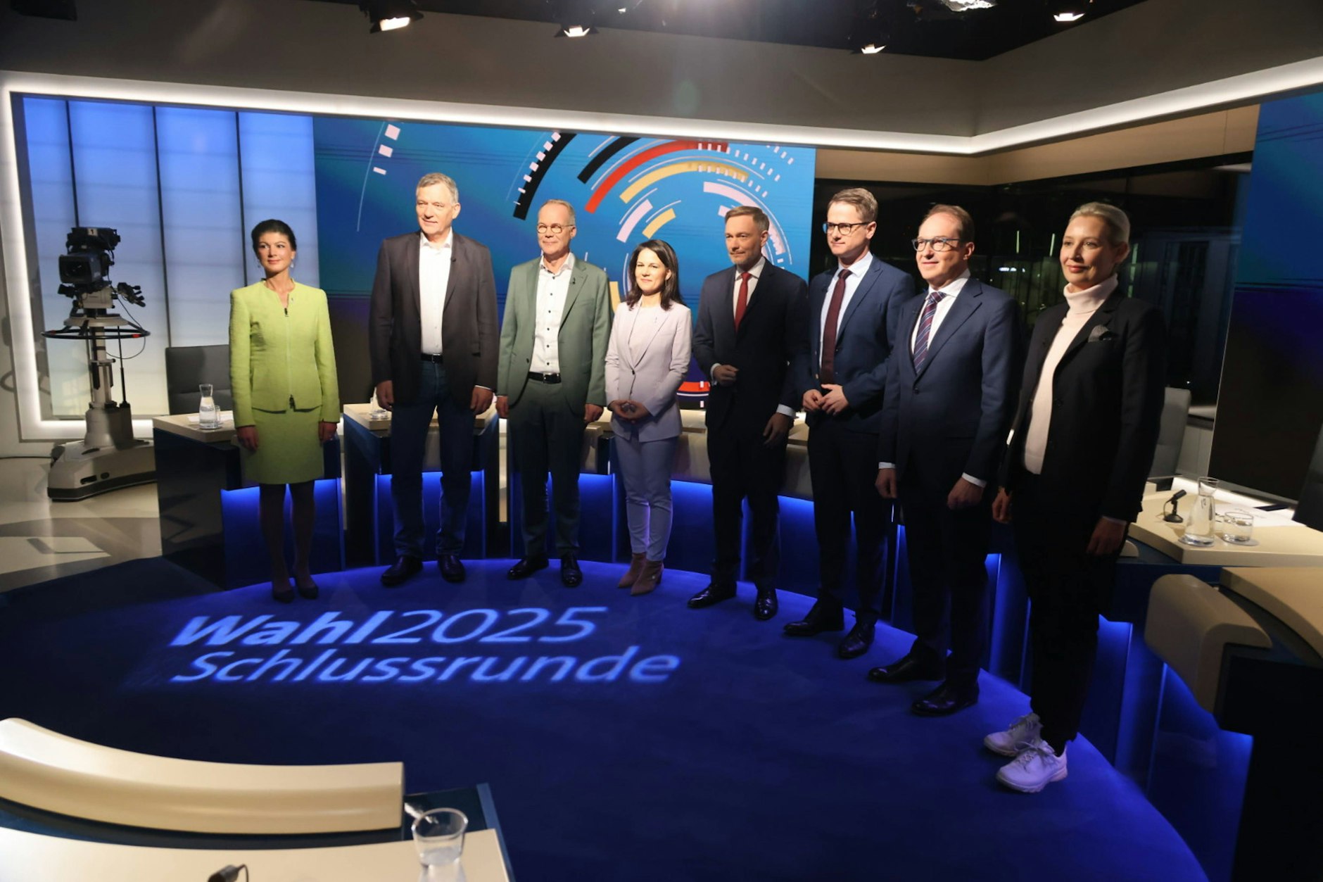 Schlussrunde der Spitzenkandidaten von ARD und ZDF: (v.l.) Sahra Wagenknecht, BSW-Parteivorsitzende, Jan van Aken, Die Linke-Parteivorsitzender, Matthias Miersch, SPD-Generalsekretär, Annalena Baerbock, Außenministerin, Bündnis 90/Die Grünen, Christian Lindner, FDP-Parteivorsitzender, Carsten Linnemann, CDU-Generalsekretär, Alexander Dobrindt, Vorsitzender der CSU-Landesgruppe im Deutschen Bundestag, Alice Weidel, AfD Parteivorsitzende