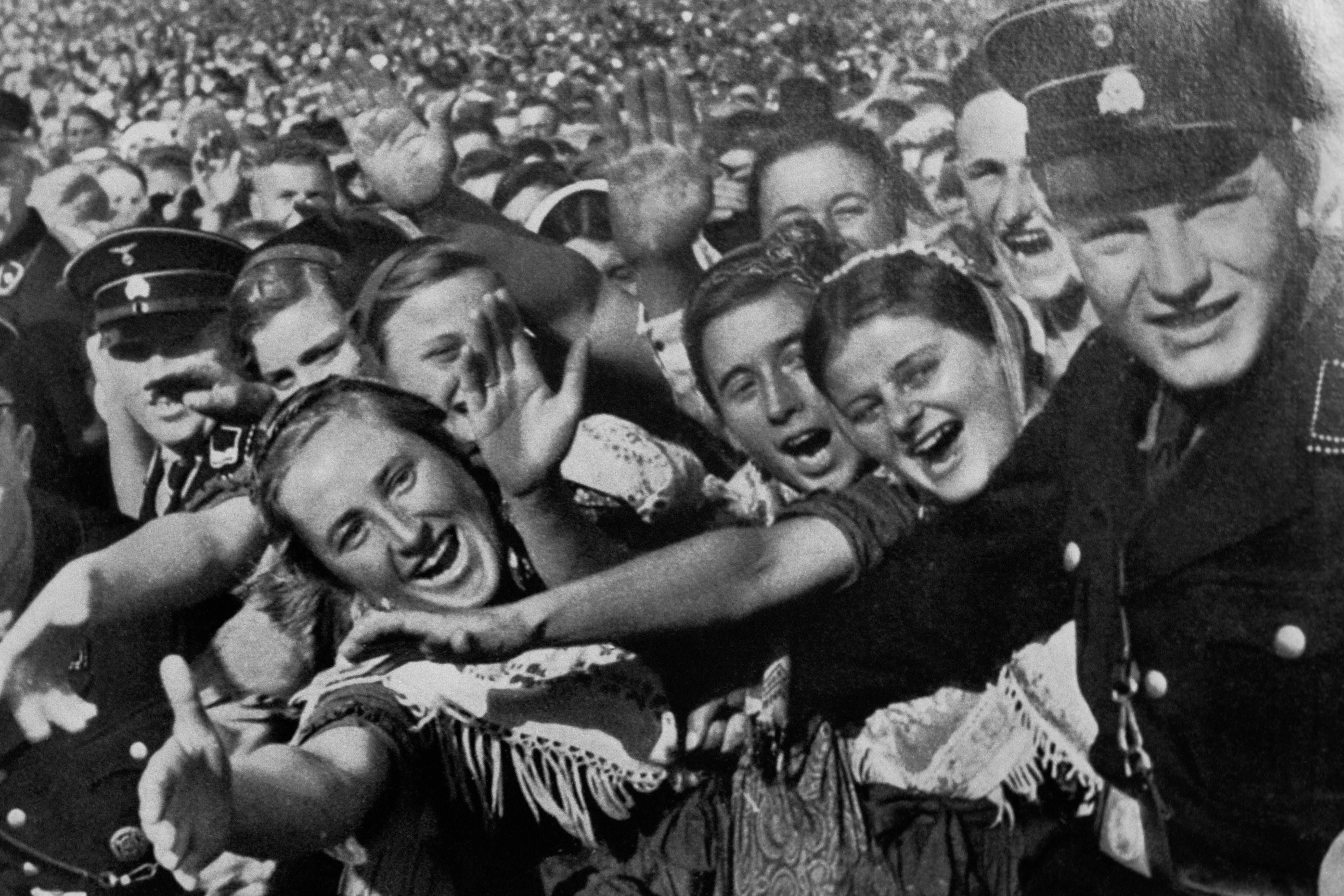 Begeisterte deutsche Frauen begrüßen Hitler in Bückeburg.