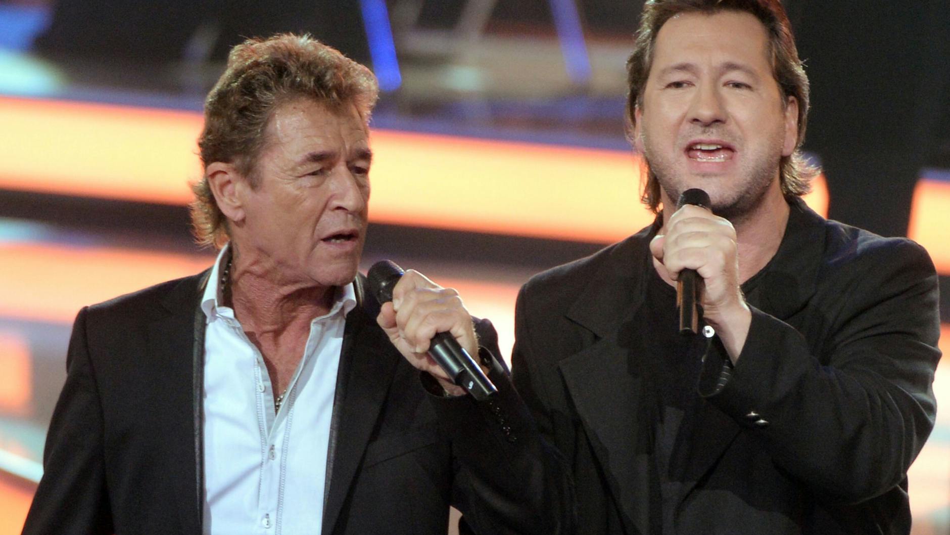Im Westen wird „Über sieben Brücken“, gesungen von Peter Maffay, ein Hit.