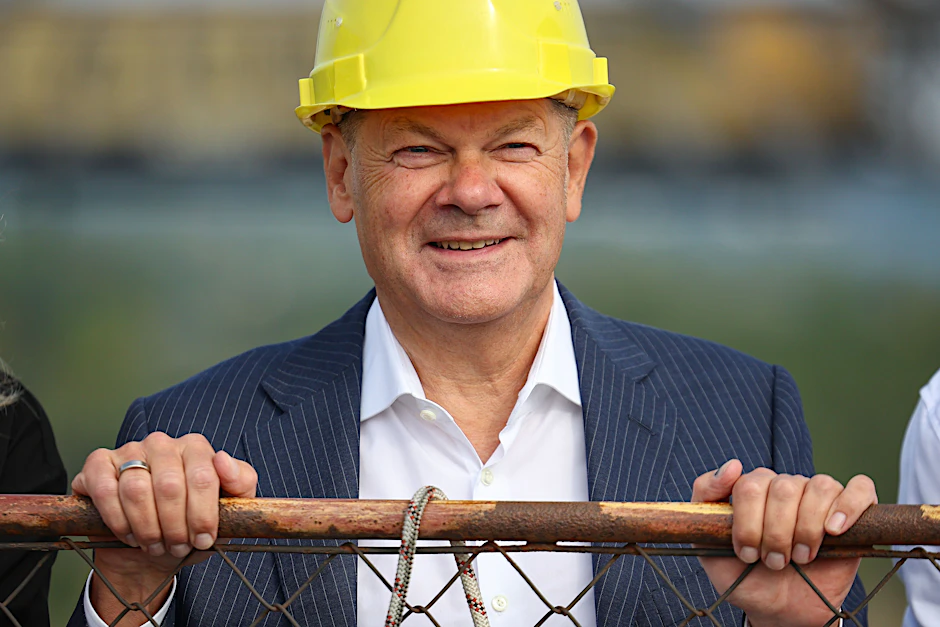 Bundeskanzler Olaf Scholz (SPD) steht auf einem Schaufelradbagger im Bergbau-Technik-Park südlich von Leipzig.