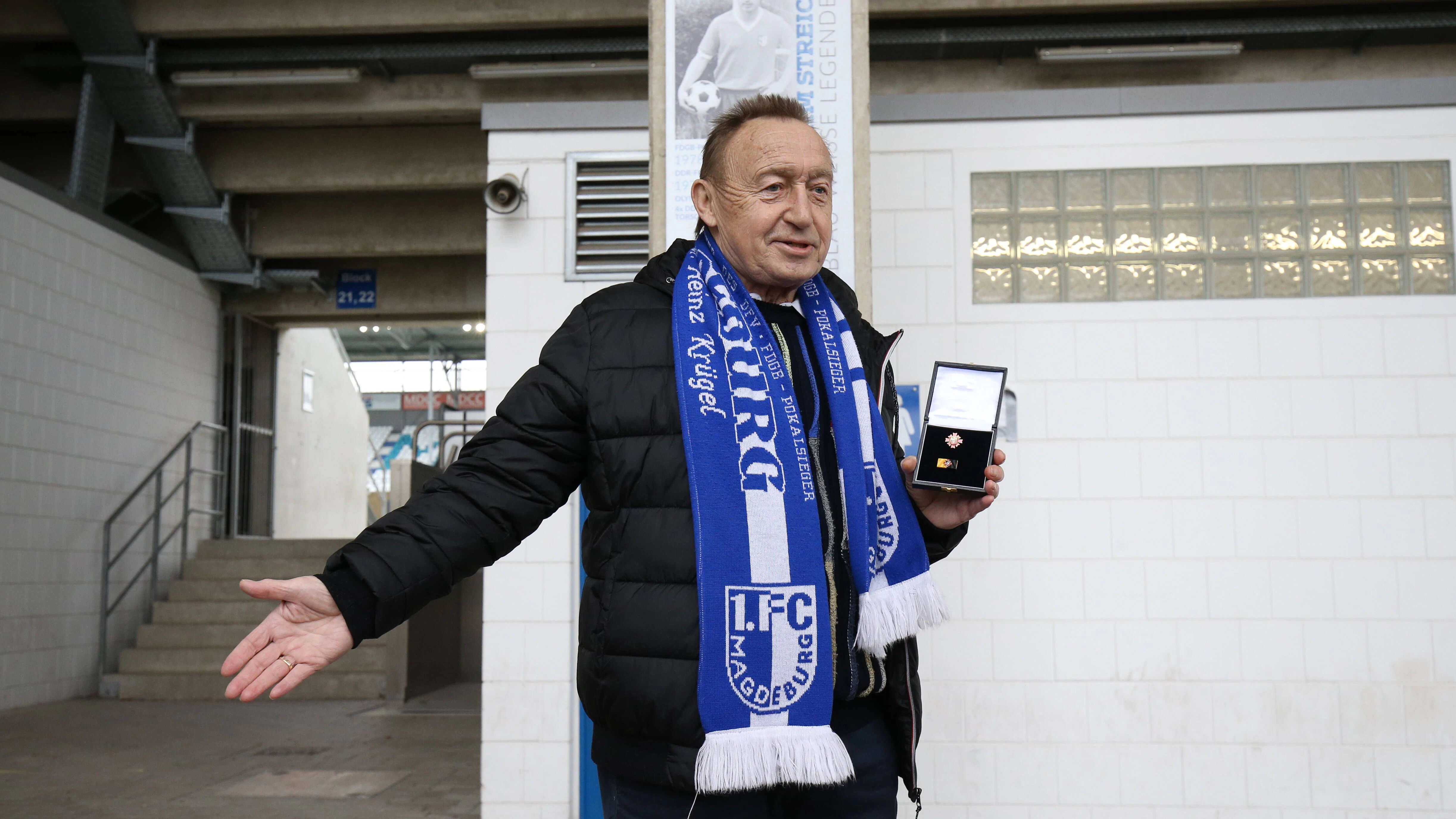 DDR-Fußball-Star Joachim Streich wurde zu seinem 70. Geburtstag mit einer Ehrentafel und der Ehrennadel des Landes Sachsen-Anhalt geehrt. 