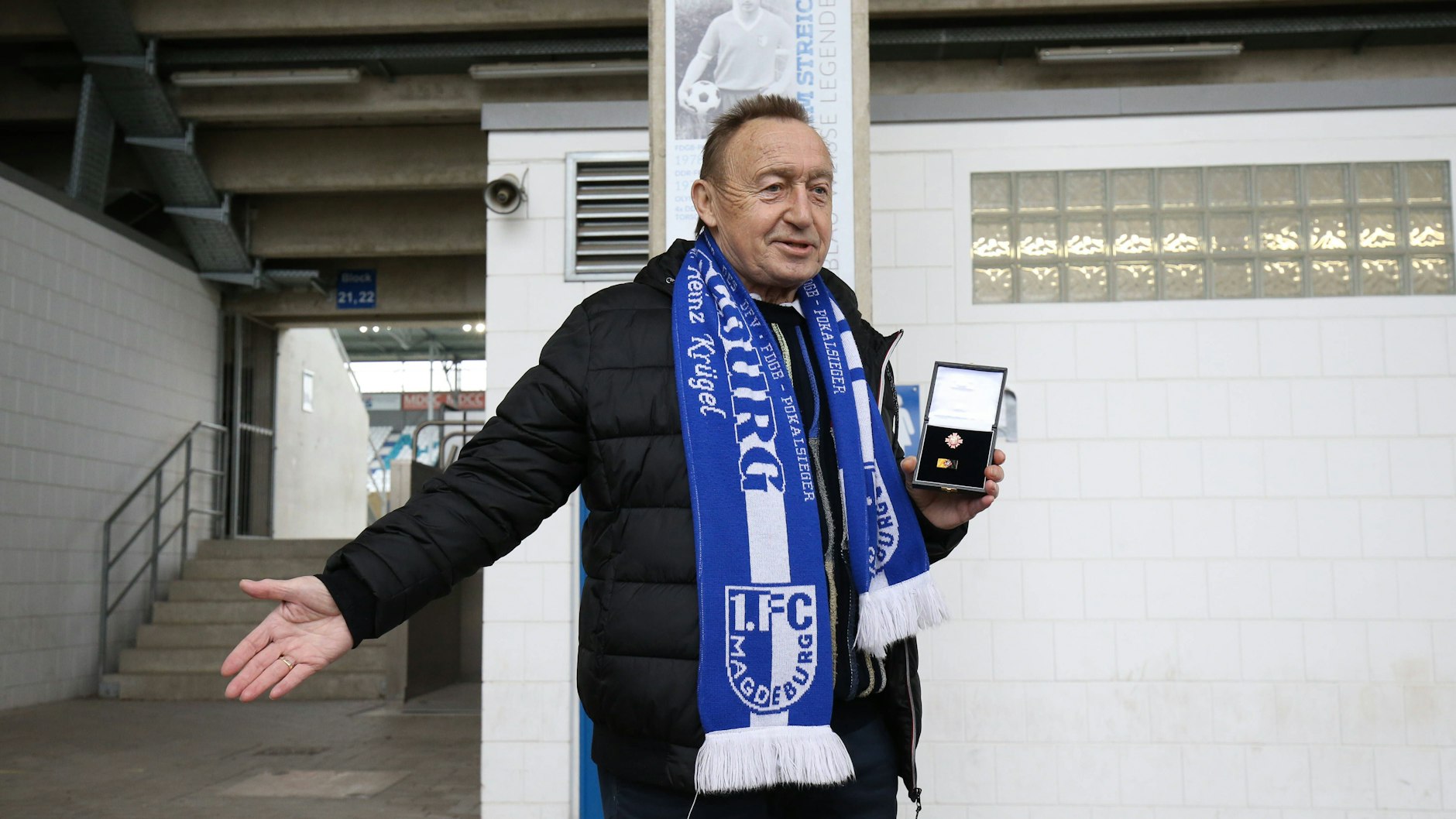 DDR-Fußball-Star Joachim Streich wurde zu seinem 70. Geburtstag mit einer Ehrentafel und der Ehrennadel des Landes Sachsen-Anhalt geehrt. 