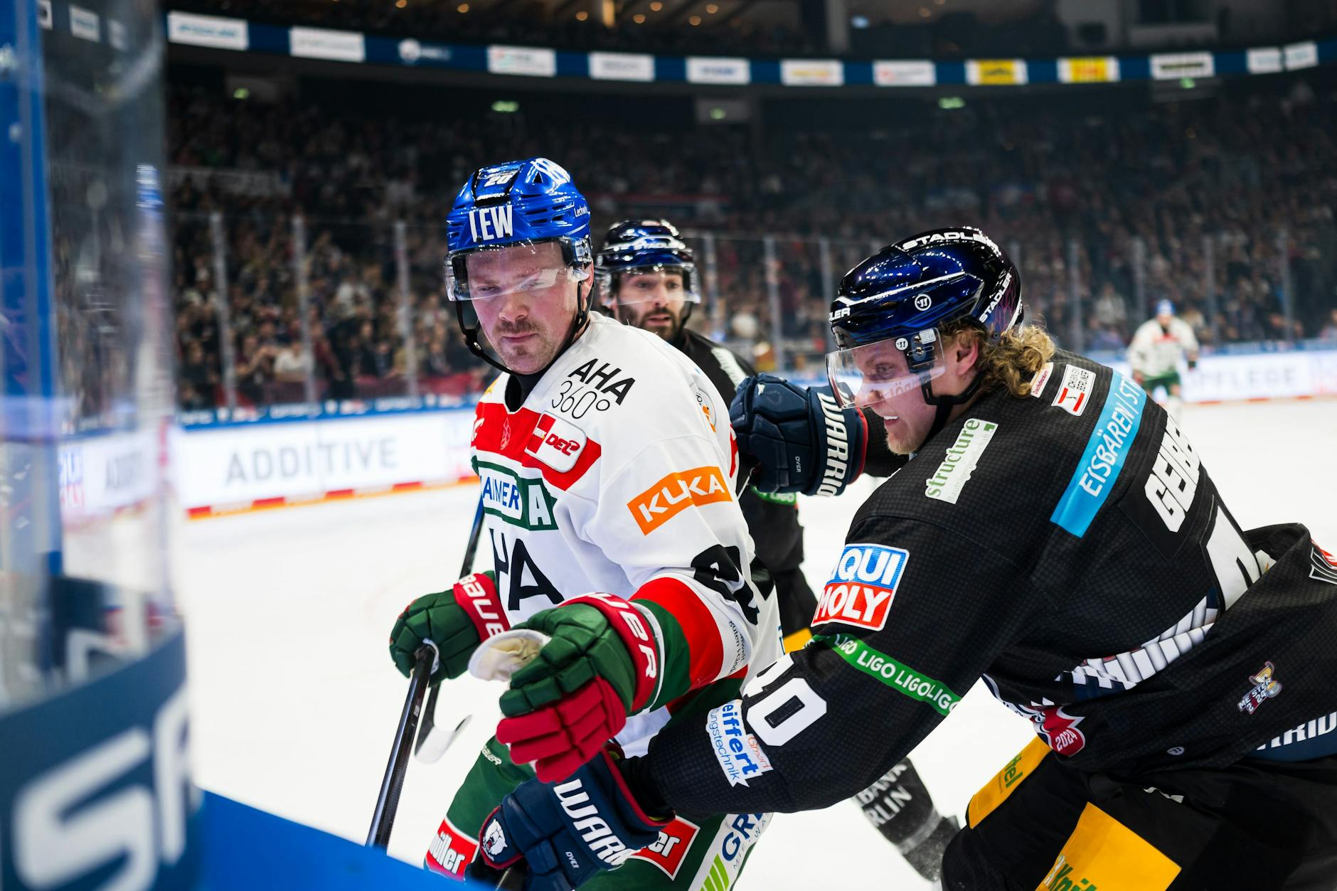 Die Eisbären hatten die Panther in jeder Phase des Spiels im Griffs: Hier drückt Korbinian Geibel von den Eisbären Cody Kunyk von den Augsburg Panthern an die Bande.