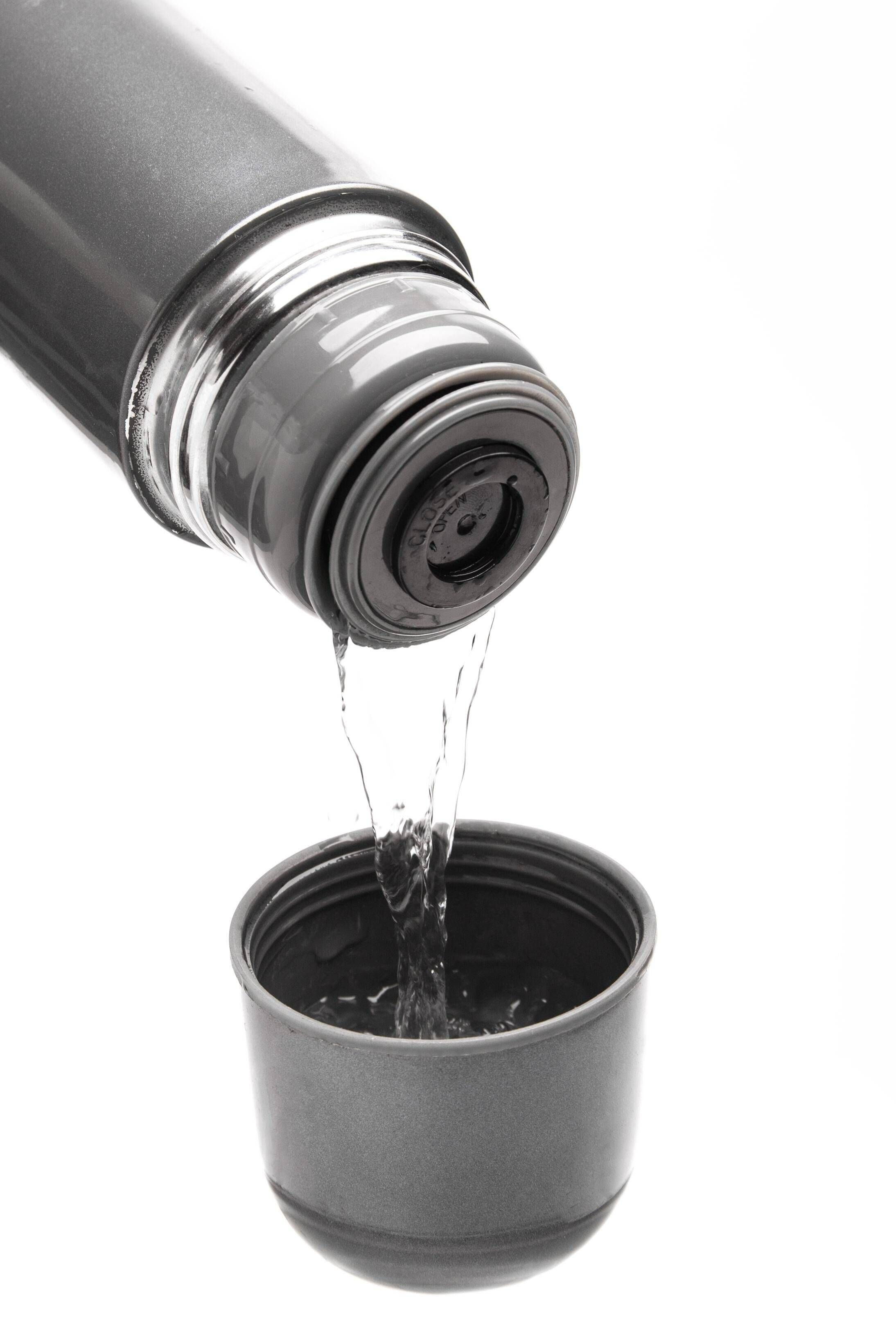 Trinkflasche innen reinigen – dieser einfache Trick wirkt Wunder!