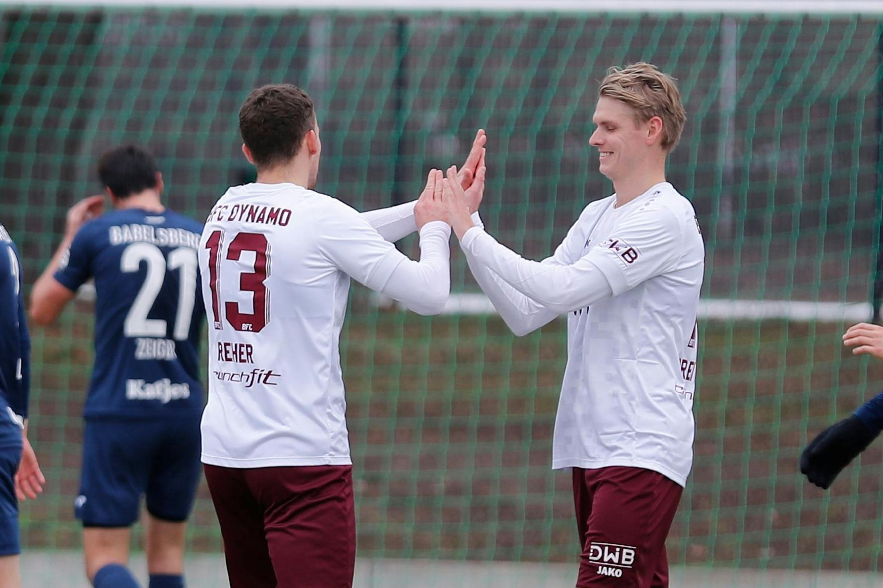 Joey Breitfeld (r.) klatscht nach seinem Tor für den BFC Dynamo beim Geheimtest beim SV Babelsberg mit Kapitän Chris Reher ab.