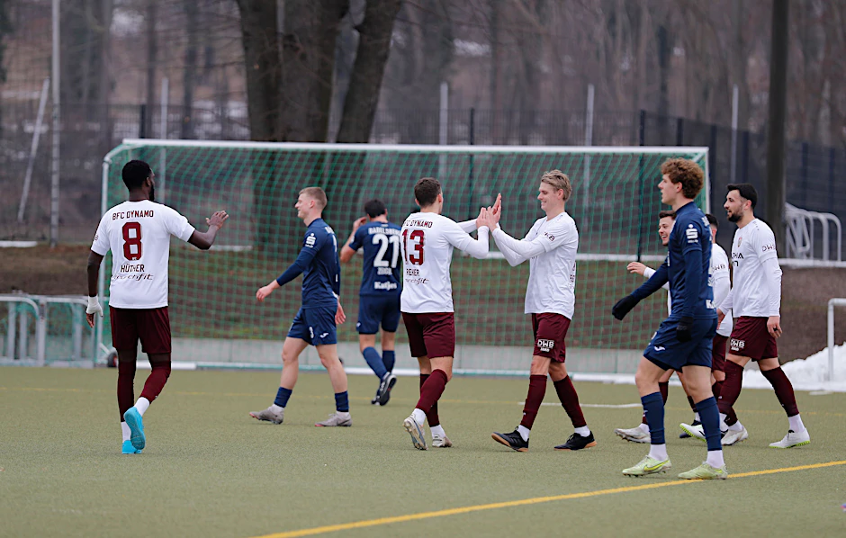 Joey Breitfeld (r.) klatscht nach seinem Tor für den BFC Dynamo beim Geheimtest beim SV Babelsberg mit Kapitän Chris Reher ab.