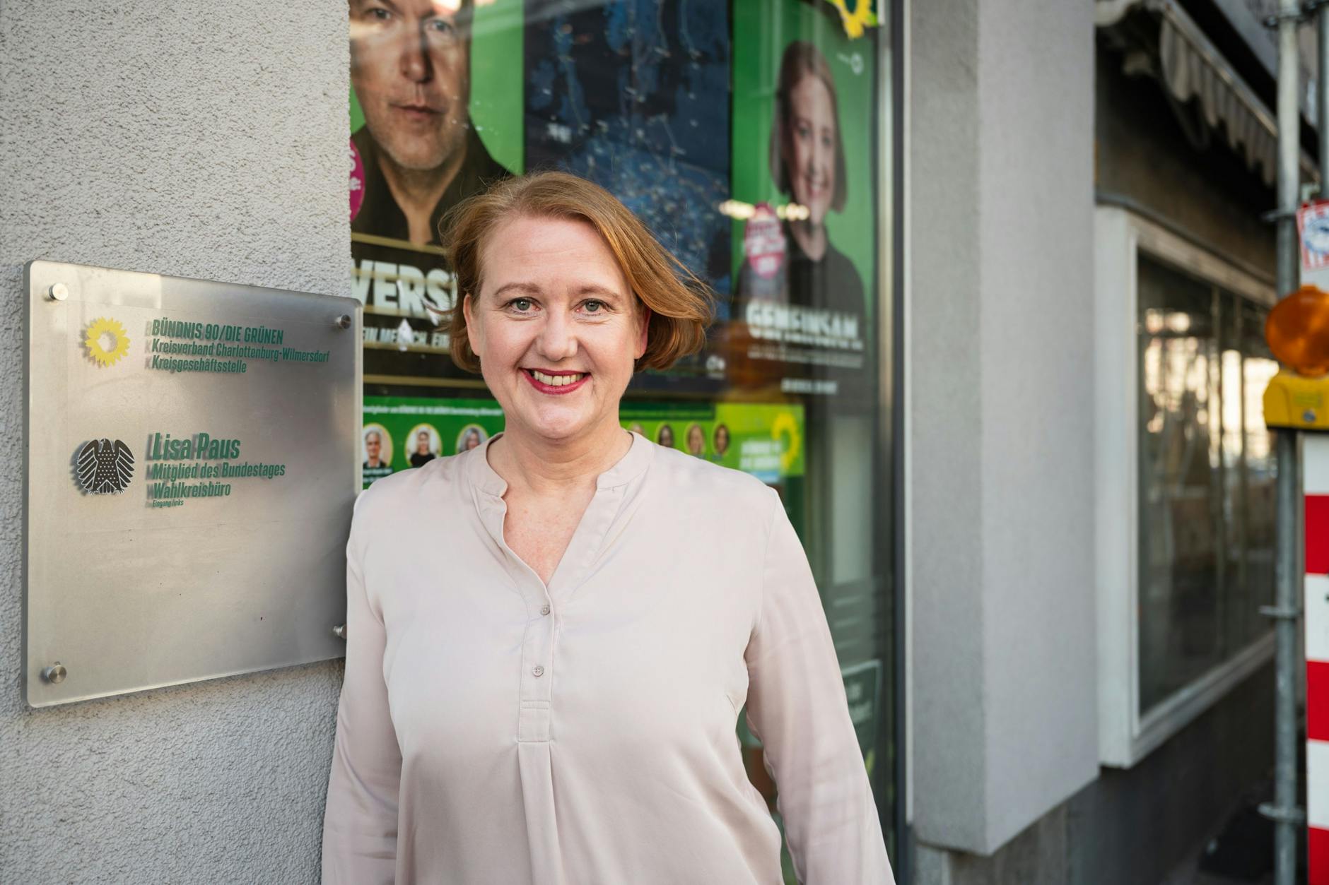 Bundesfamilienministerin Lisa Paus (Bündnis 90/ Die Grünen) vor ihrem Wahlkreisbüro in Berlin-Wilmersdorf.